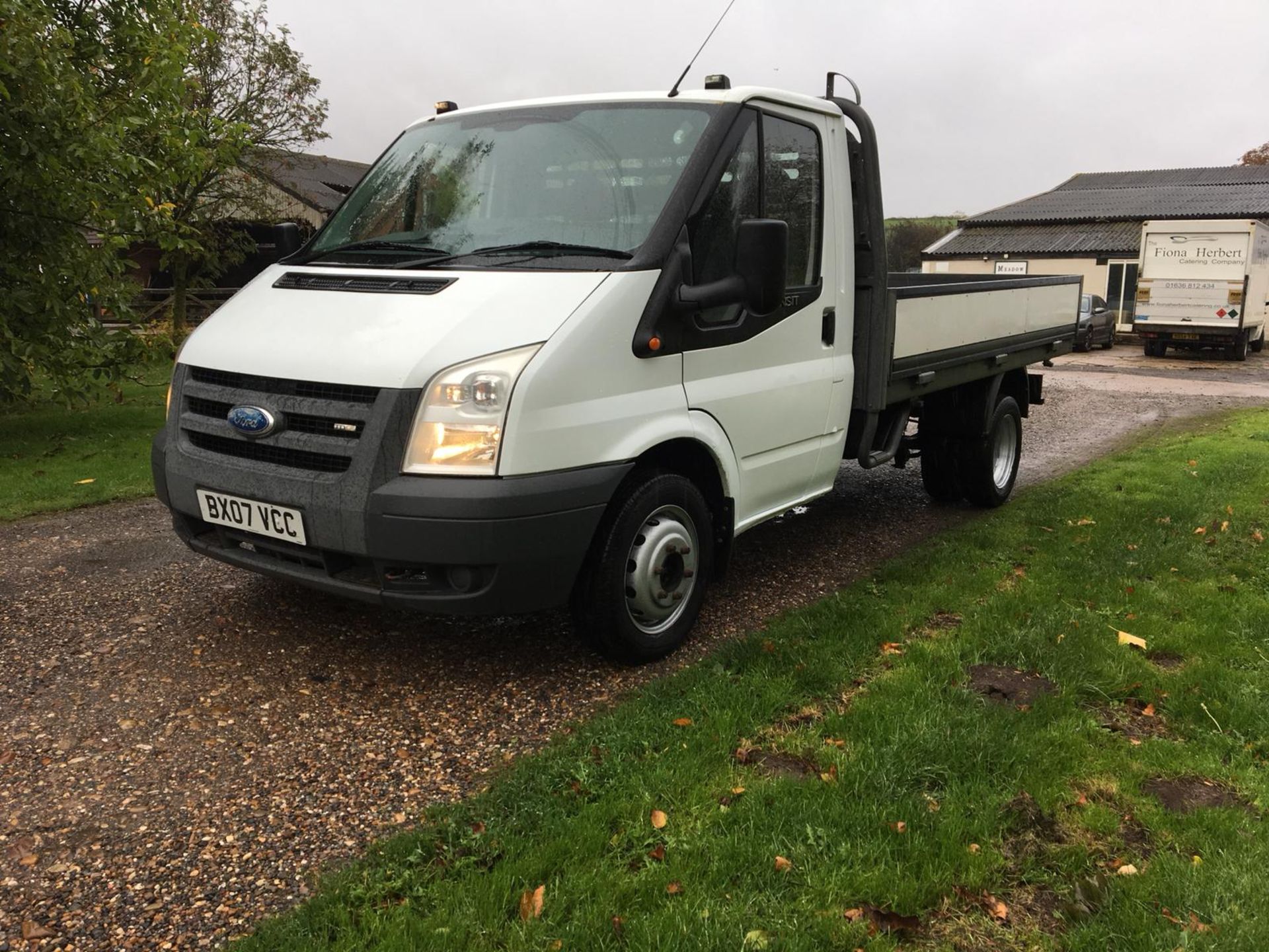 2007/07 REG FORD TRANSIT 100 T350M RWD WHITE DIESEL DROPSIDE, SHOWING 0 FORMER KEEPERS *NO VAT* - Image 2 of 8