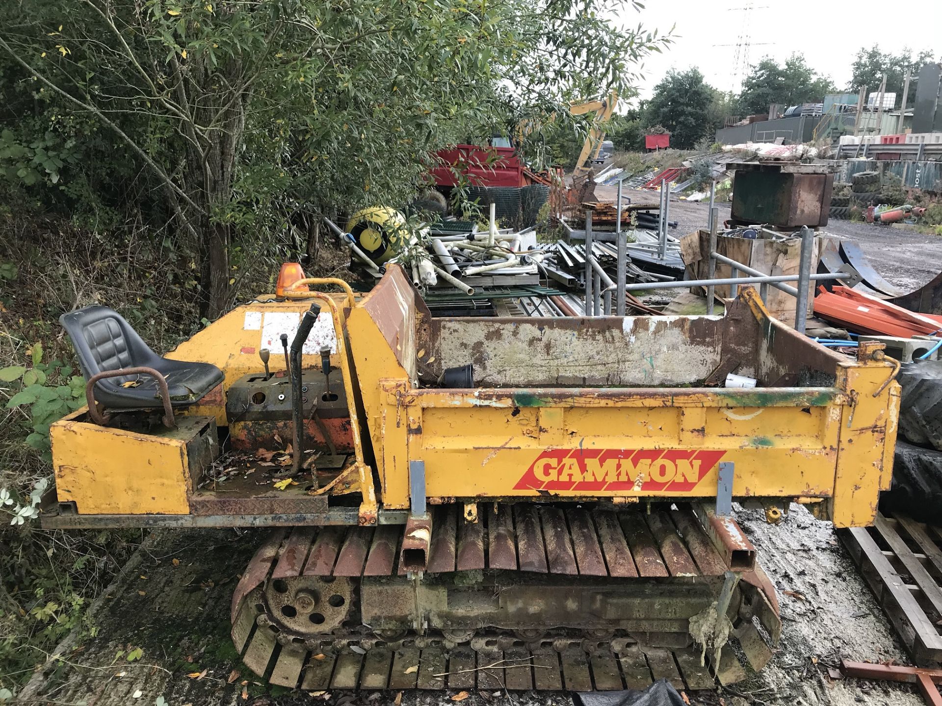 2 TONNE TRACKED DUMPER, STARTS AND DRIVES BUT COULD DO WITH A SERVICE AS BEEN STOOD FOR A WHILE - Image 5 of 6