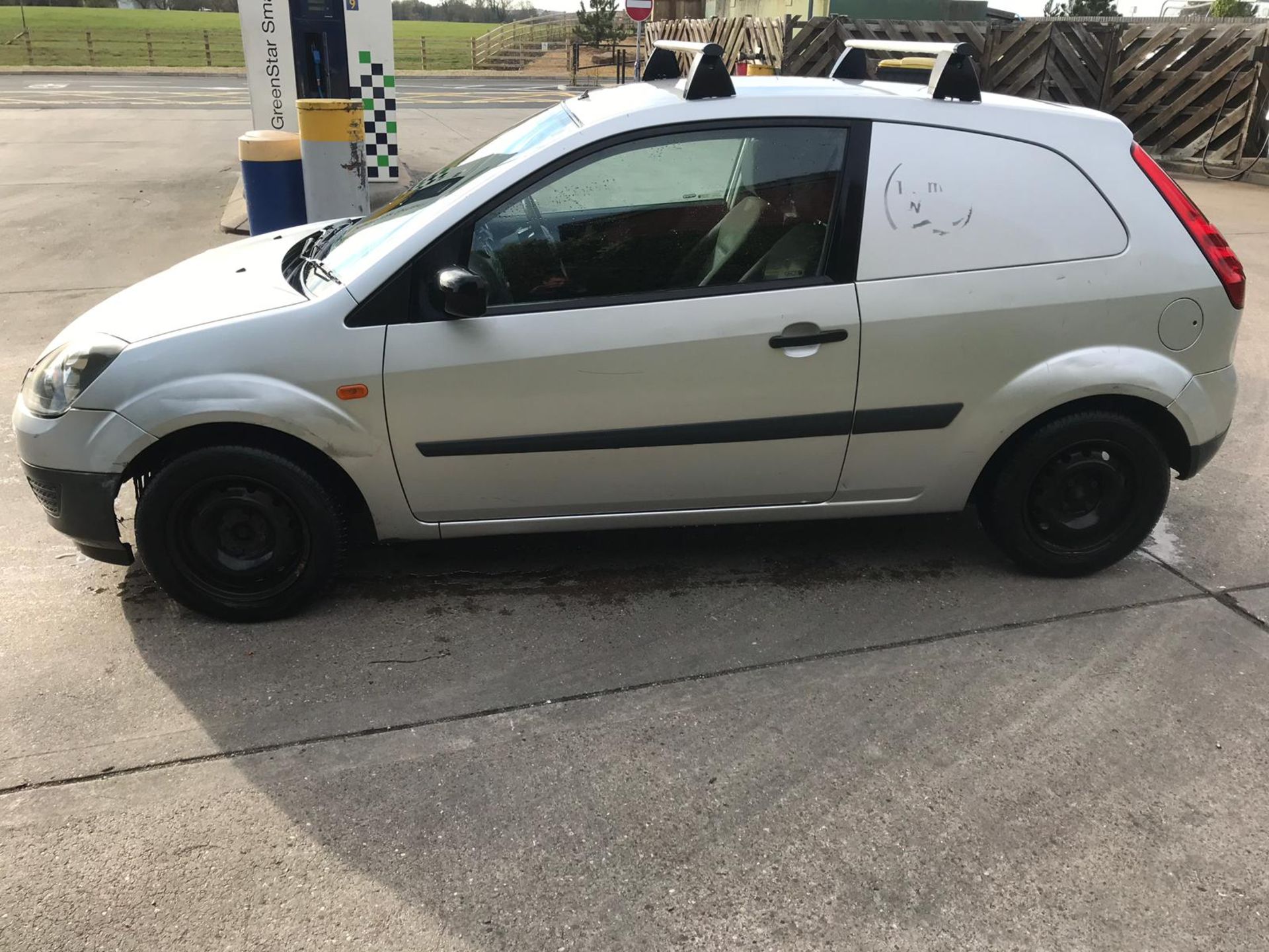 2006/55 REG FORD FIESTA TDCI SILVER DIESEL CAR DERIVED VAN, SHOWING 1 FORMER KEEPER *NO VAT* - Image 2 of 9