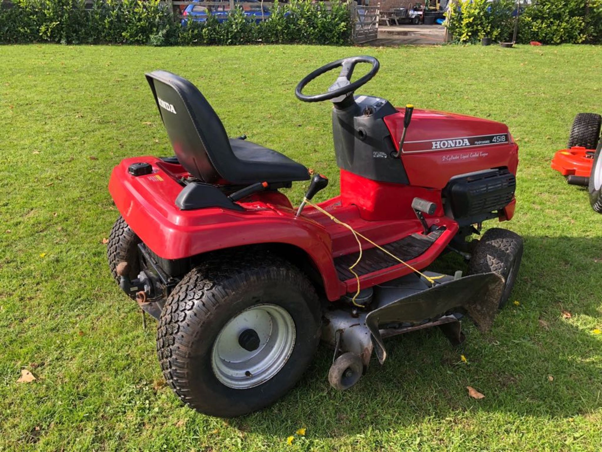 HONDA 4518 HYDROSTATIC 2-CYLINDER LIQUID COOLED ENGINE RIDE ON LAWN MOWER *PLUS VAT* - Image 4 of 8