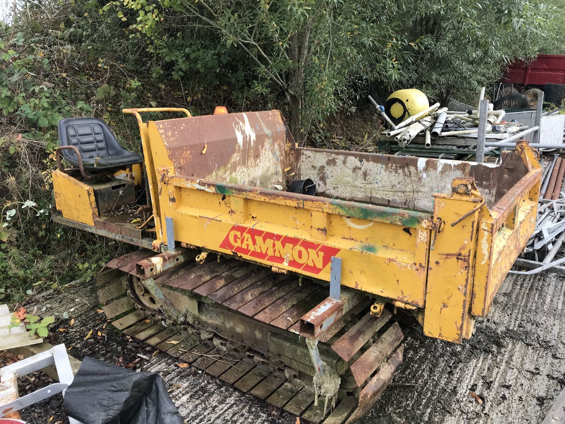 2 TONNE TRACKED DUMPER, STARTS AND DRIVES BUT COULD DO WITH A SERVICE AS BEEN STOOD FOR A WHILE - Image 4 of 6