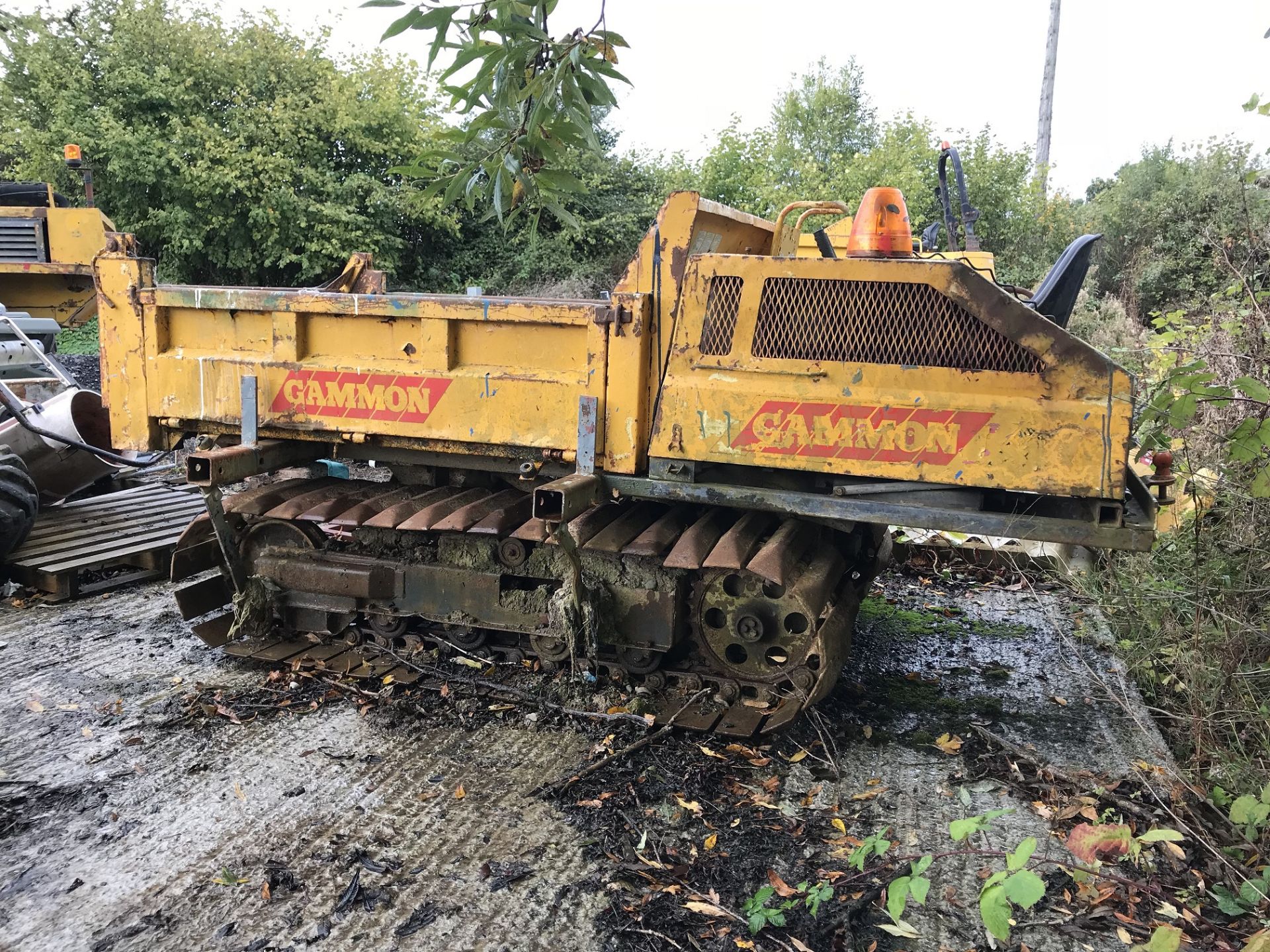 2 TONNE TRACKED DUMPER, STARTS AND DRIVES BUT COULD DO WITH A SERVICE AS BEEN STOOD FOR A WHILE - Image 3 of 6