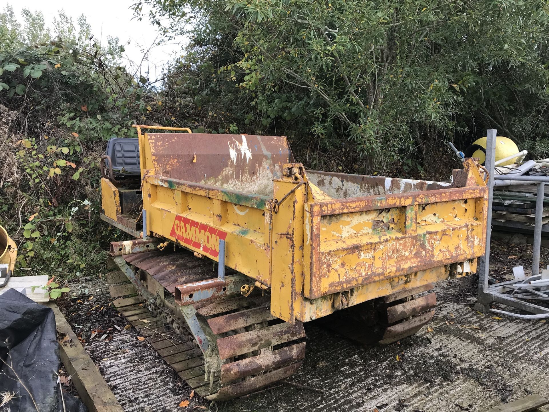 2 TONNE TRACKED DUMPER, STARTS AND DRIVES BUT COULD DO WITH A SERVICE AS BEEN STOOD FOR A WHILE