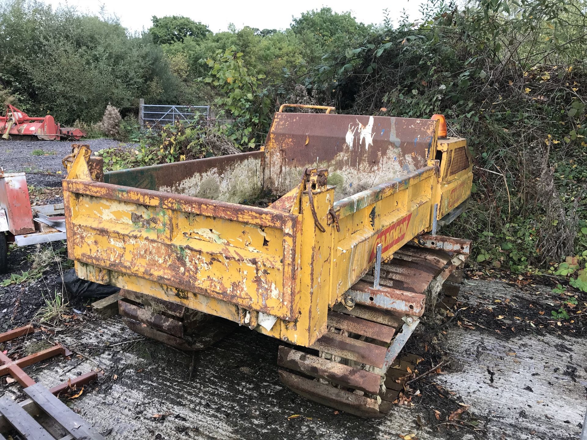 2 TONNE TRACKED DUMPER, STARTS AND DRIVES BUT COULD DO WITH A SERVICE AS BEEN STOOD FOR A WHILE - Image 2 of 6