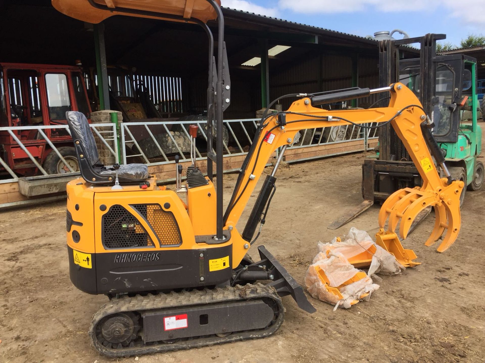 BRAND NEW MINI TRACKED EXCAVATOR MICRO RHINOCEROS XN08 *PLUS VAT* - Image 7 of 11