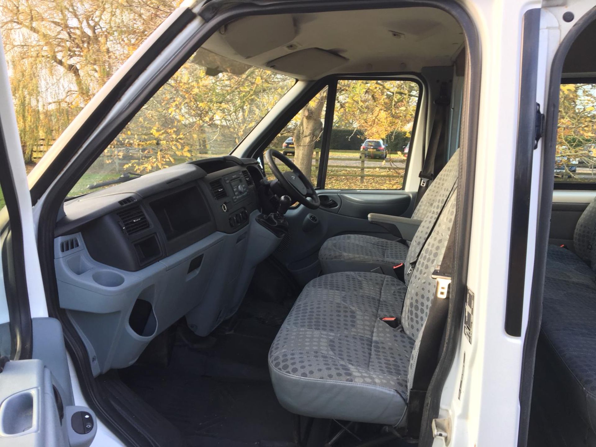 2011/61 REG FORD TRANSIT 85 T280S DOUBLE CAB FWB 6 SEATS WHITE DIESEL VAN WITH WINDOWS *NO VAT* - Image 10 of 14