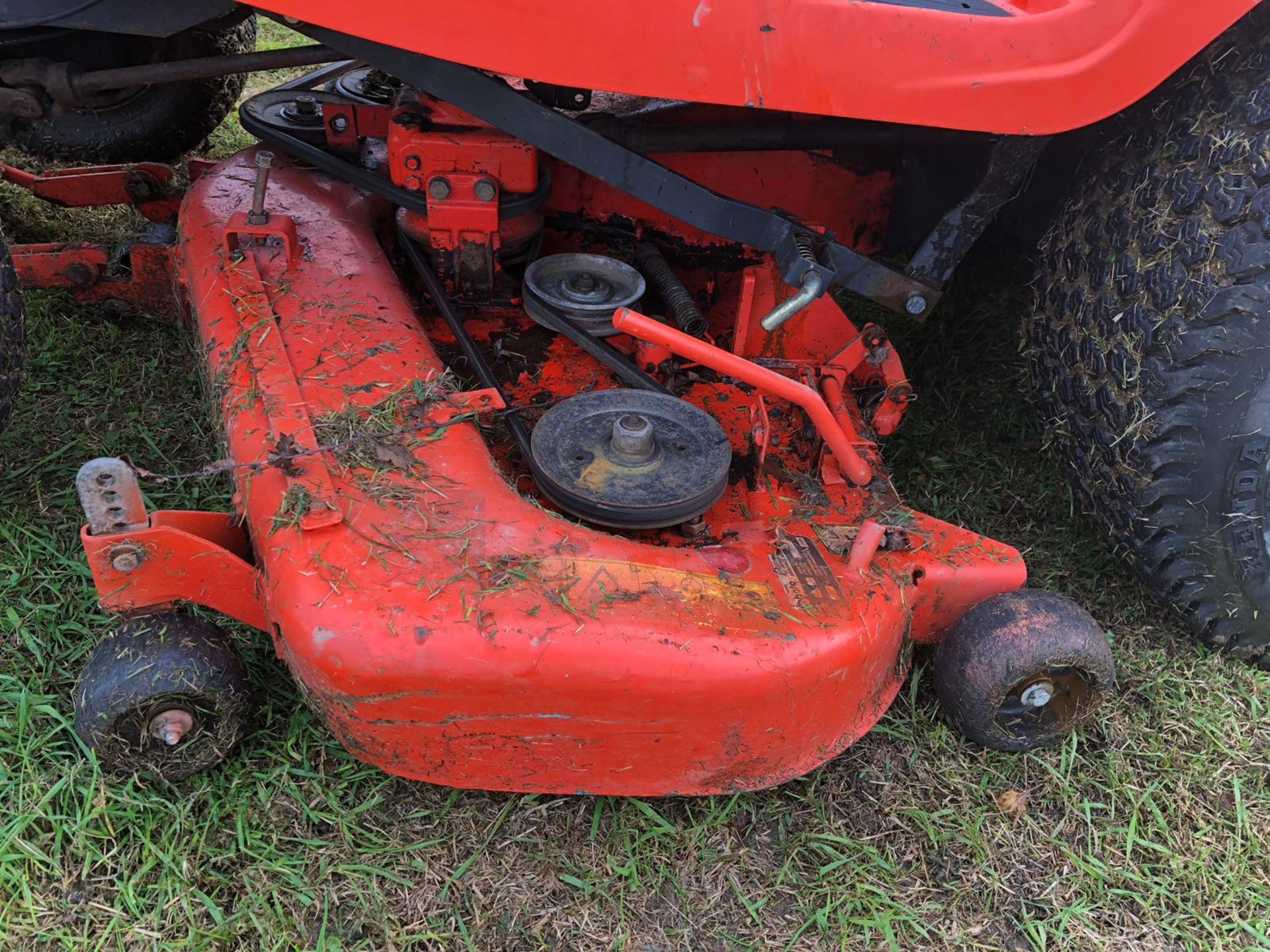 KUBOTA GR2100 DIESEL RIDE ON LAWN MOWER *PLUS VAT* - Image 13 of 18