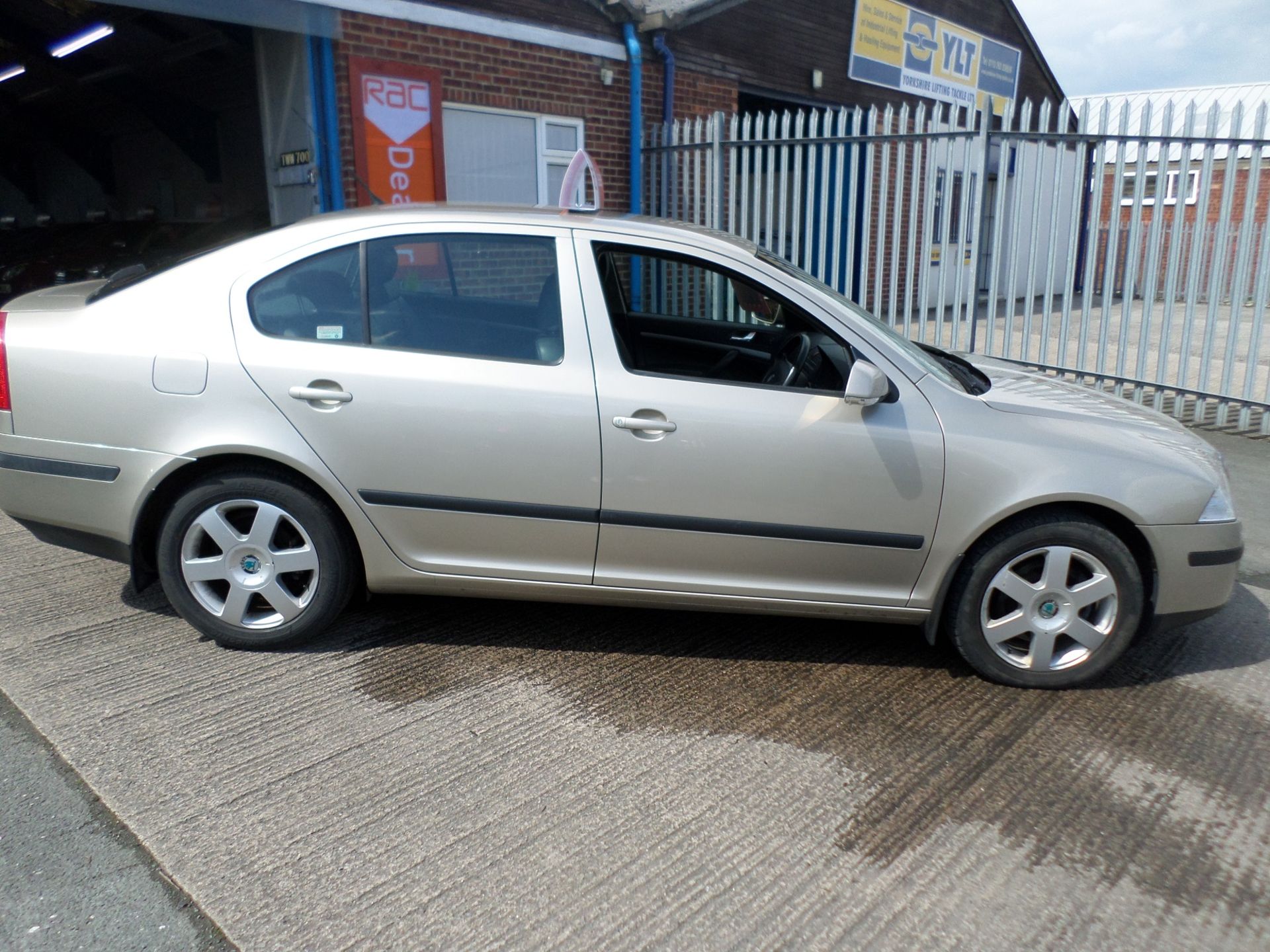 2006/06 REG SKODA OCTAVIA LAUR & KLEM TDI AUTOMATIC, SHOWING 2 FORMER KEEPERS *NO VAT* - Image 5 of 10