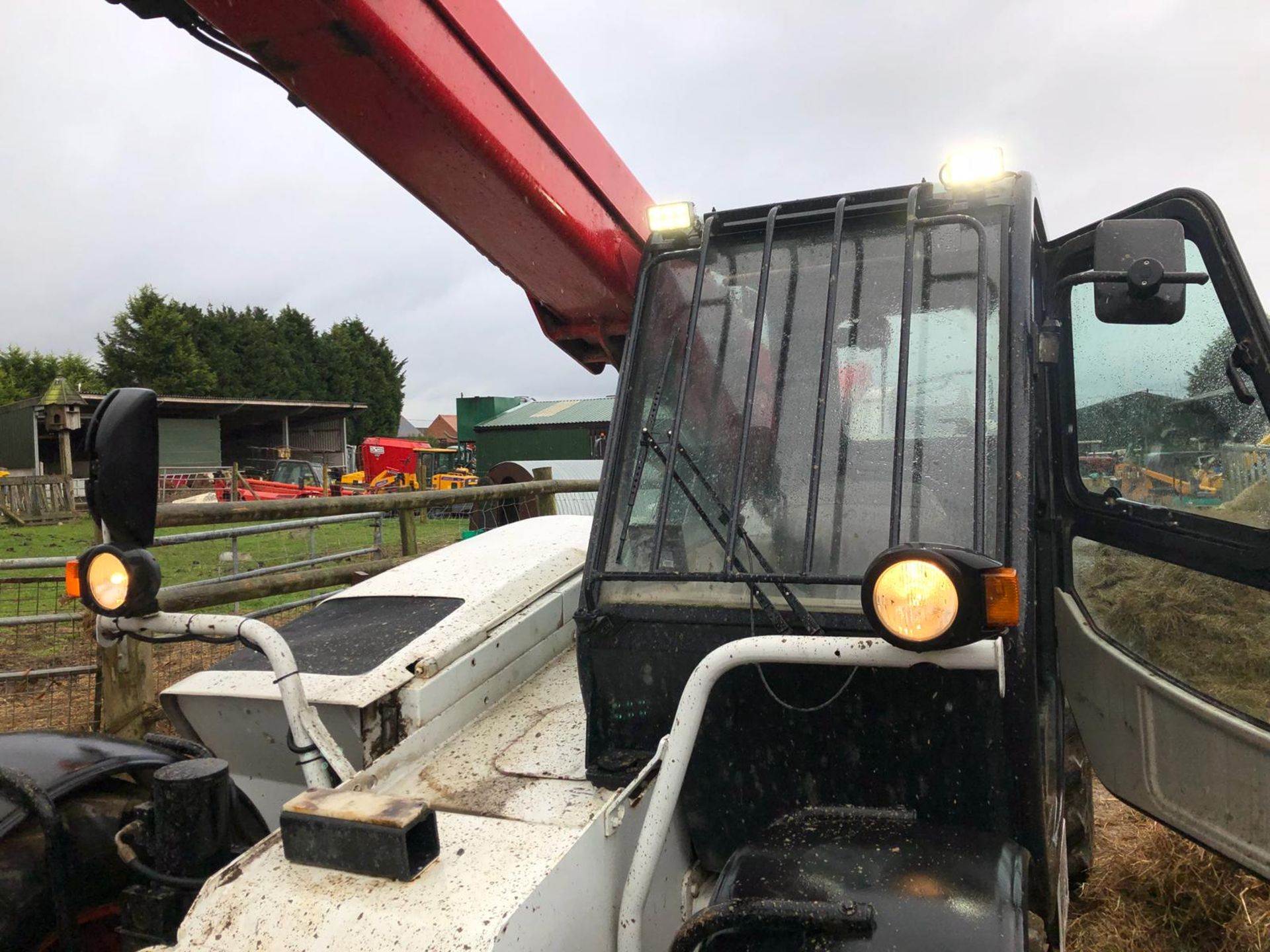 2001 BOBCAT 4060 / T3093CD WHITE / RED TELESCOPIC HANDLER 3 TONNE *PLUS VAT* - Image 10 of 17