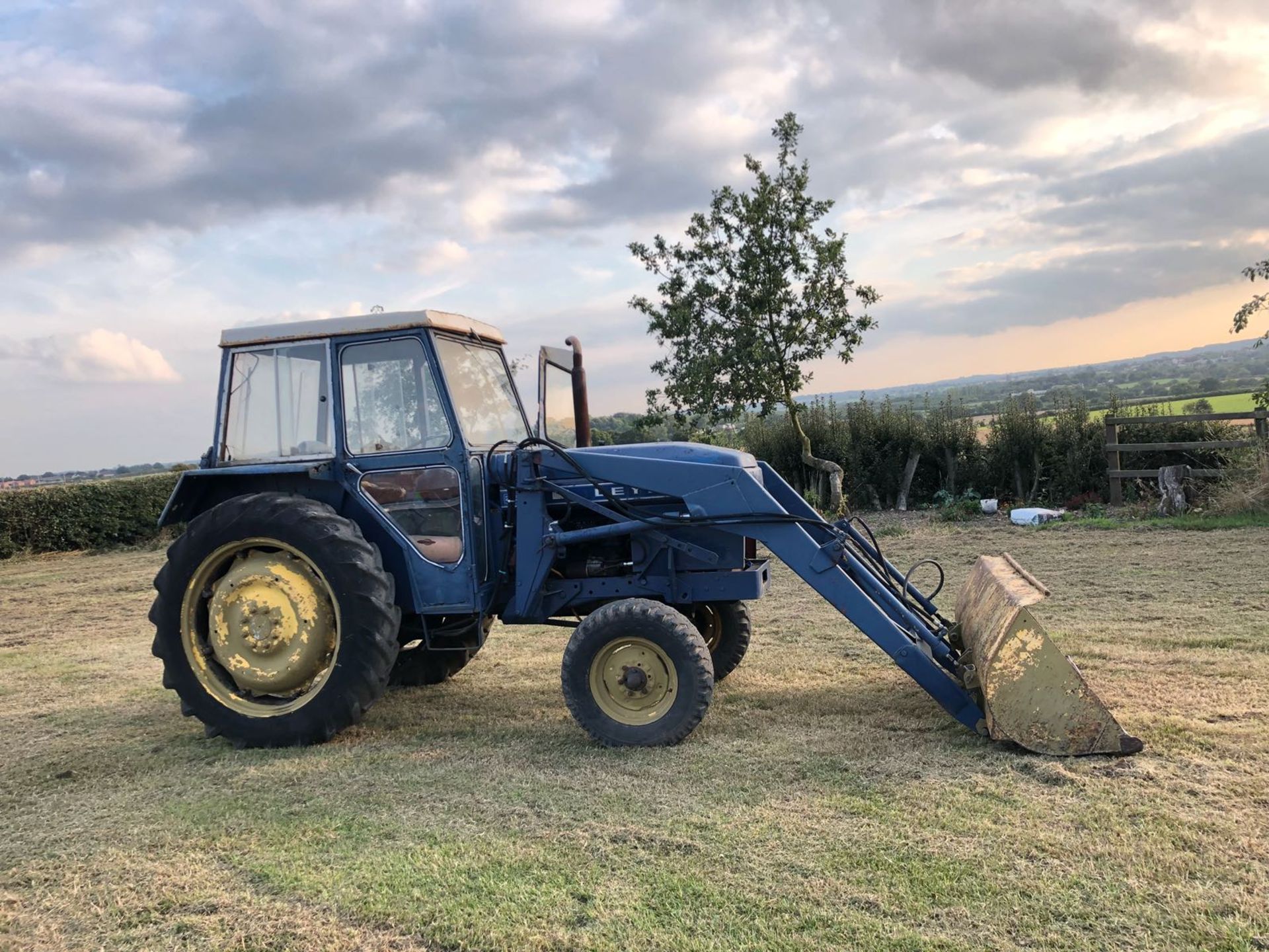 CIRCA 1975 LEYLAND 255 BLUE DIESEL TRACTOR C/W FRONT LOADING SHOVEL *NO VAT* - Image 5 of 5