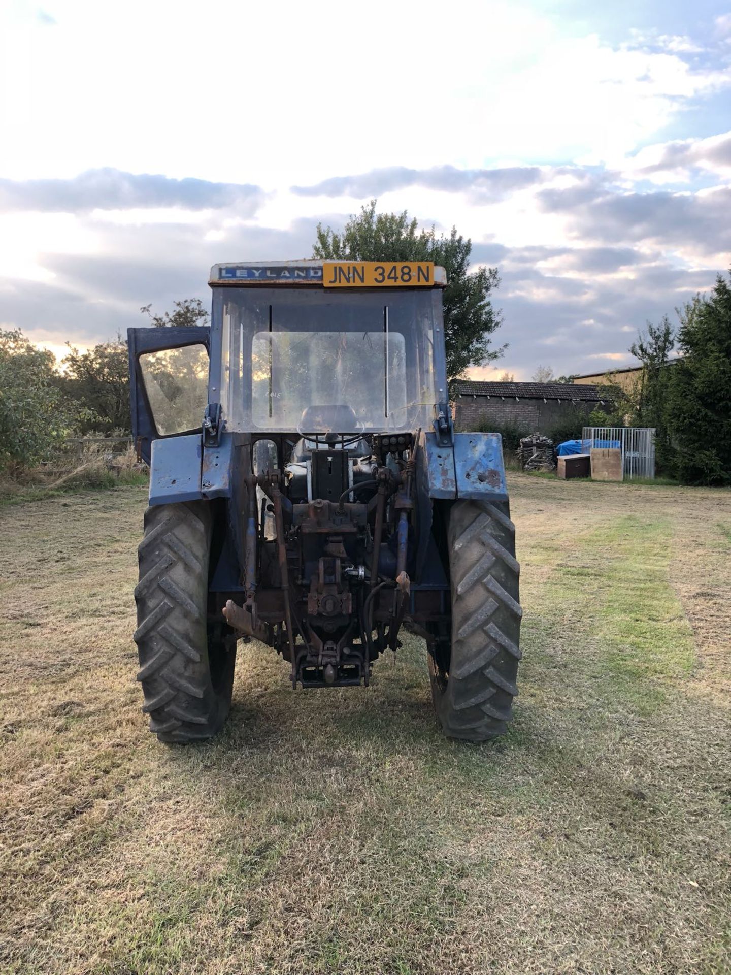 CIRCA 1975 LEYLAND 255 BLUE DIESEL TRACTOR C/W FRONT LOADING SHOVEL *NO VAT* - Image 2 of 5