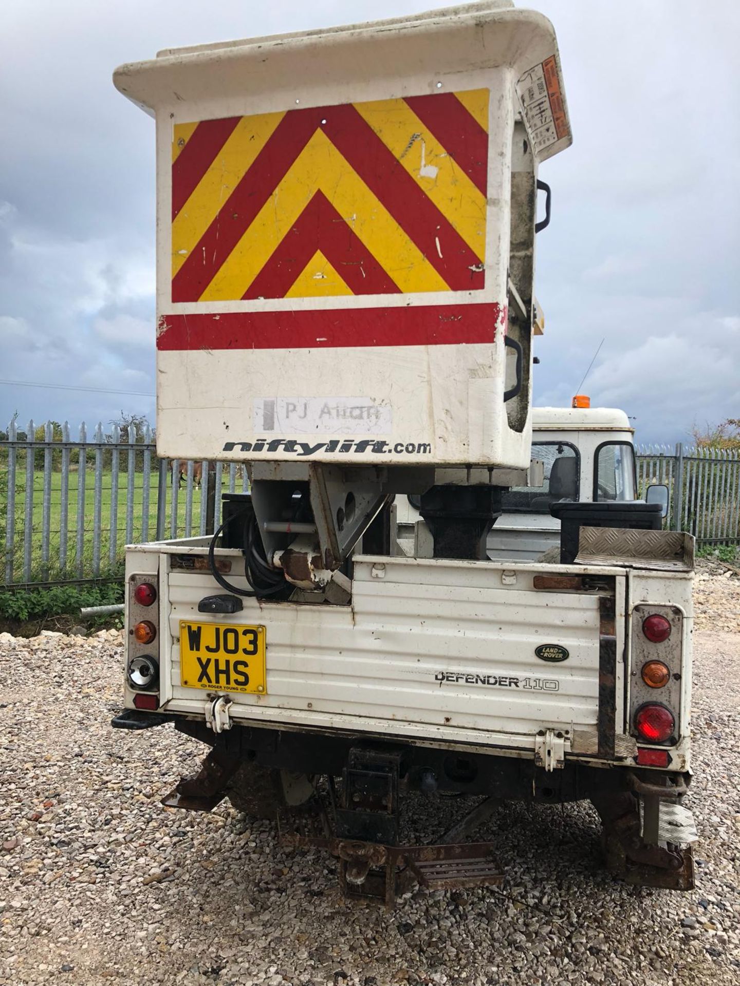 2003/03 REG WHITE LAND ROVER DEFENDER 110 4X4 TD5 WITH NIFTY LIFT CHERRY PICKER *PLUS VAT* - Image 6 of 29