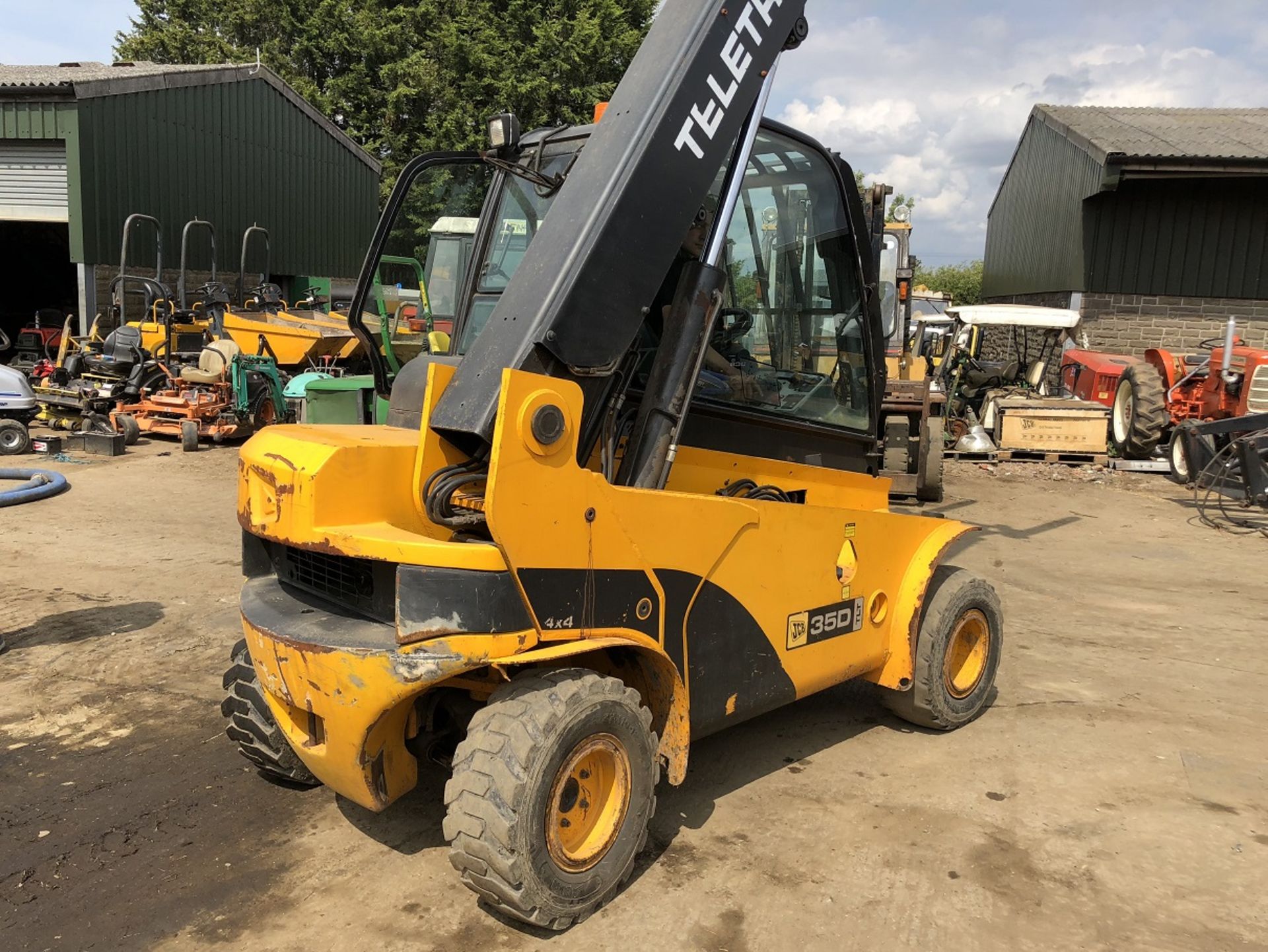 APPROX 2010-11 JCB 35D TLT TELETRUK 4X4 SHOWING 3726 HOURS (UNVERIFIED) *PLUS VAT* - Image 2 of 9