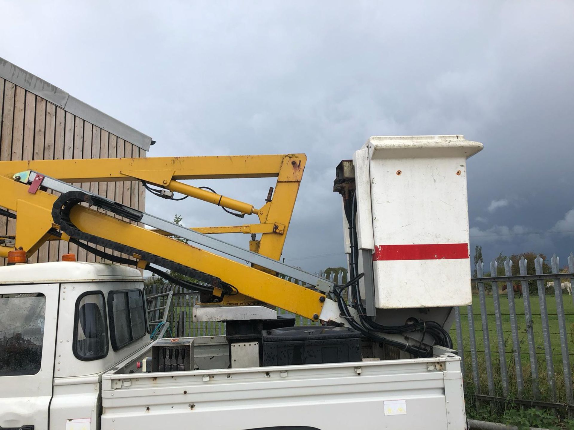 2003/03 REG WHITE LAND ROVER DEFENDER 110 4X4 TD5 WITH NIFTY LIFT CHERRY PICKER *PLUS VAT* - Image 4 of 29