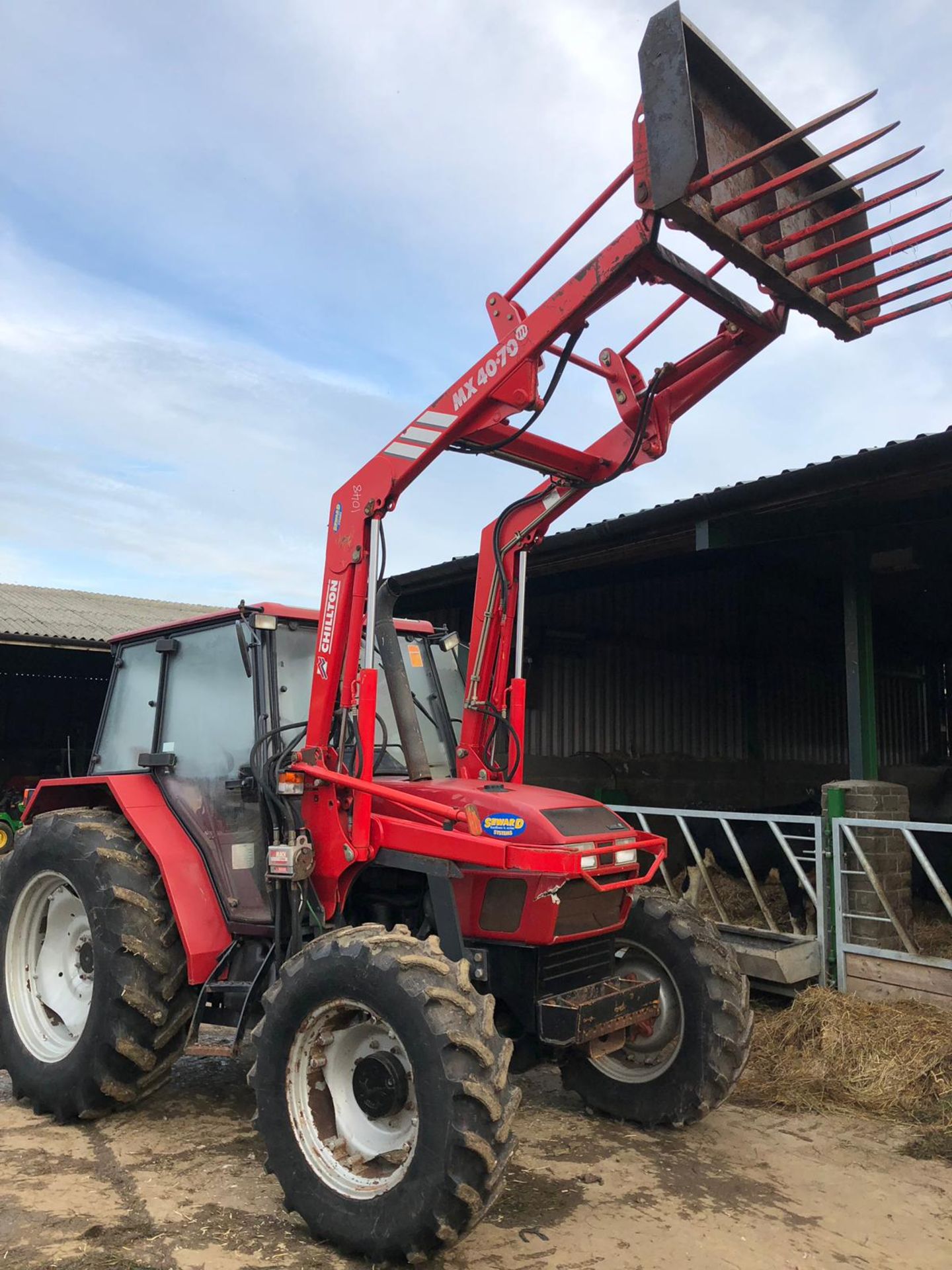 1996/P REG CASE IH 4230 DIESEL TRACTOR WITH CHILLTON MX 40-70 SPIKED LOADER *PLUS VAT* - Image 3 of 23