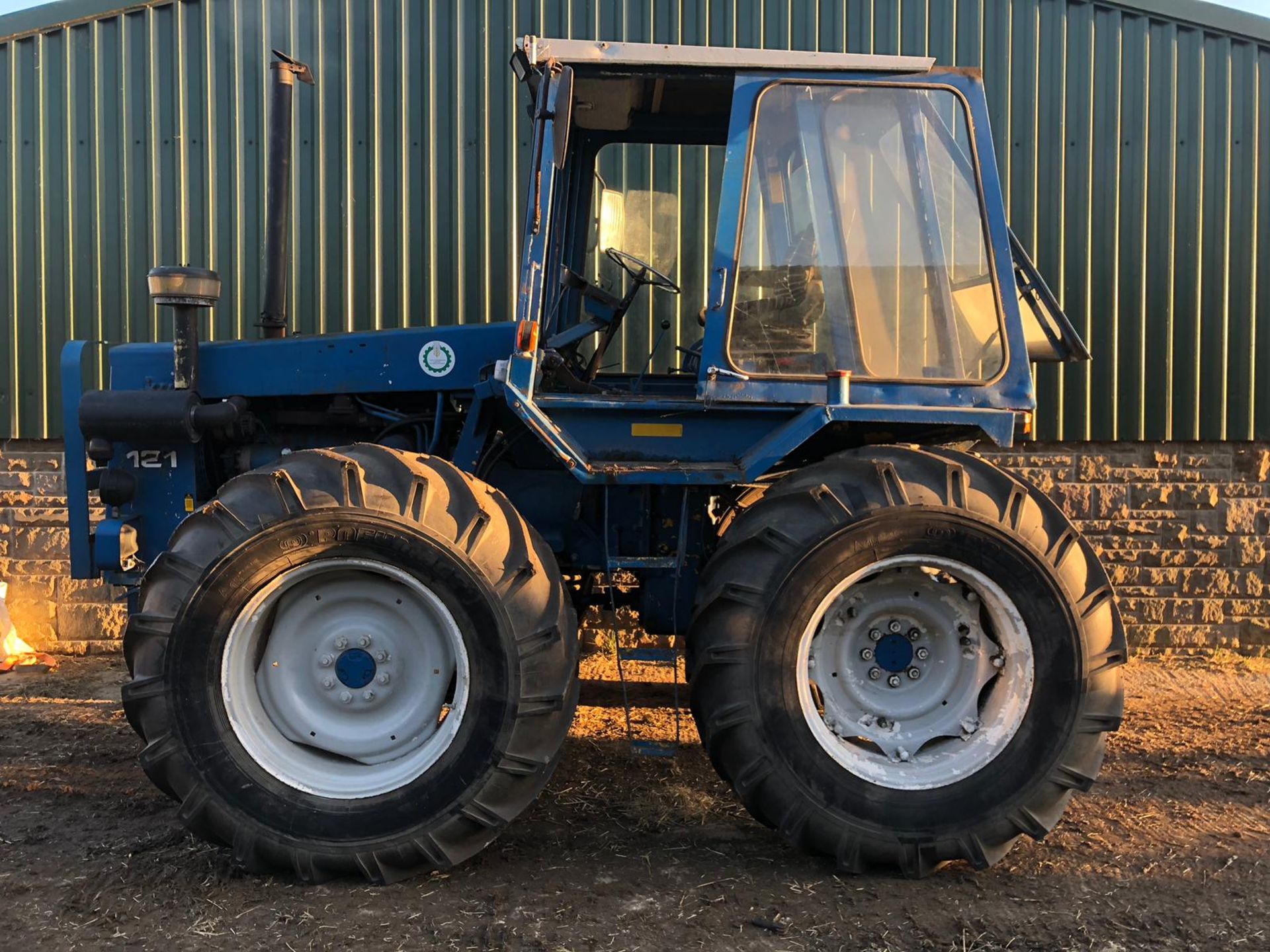 MUIR-HILL 121 HEAVY DUTY BLUE / WHITE DIESEL TRACTOR *PLUS VAT* - Image 4 of 19