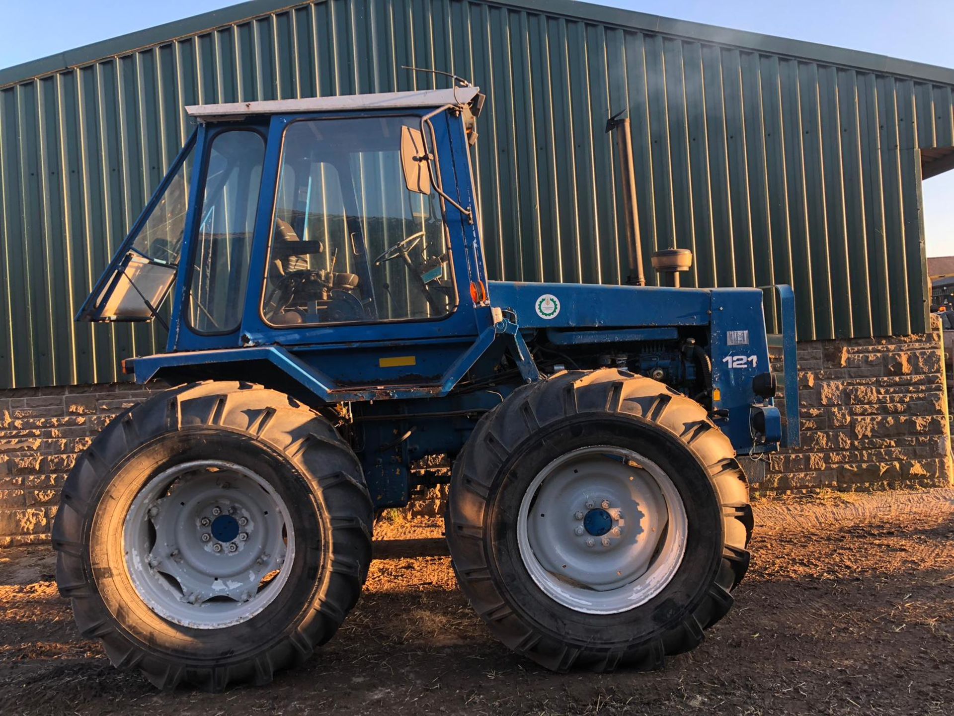 MUIR-HILL 121 HEAVY DUTY BLUE / WHITE DIESEL TRACTOR *PLUS VAT*