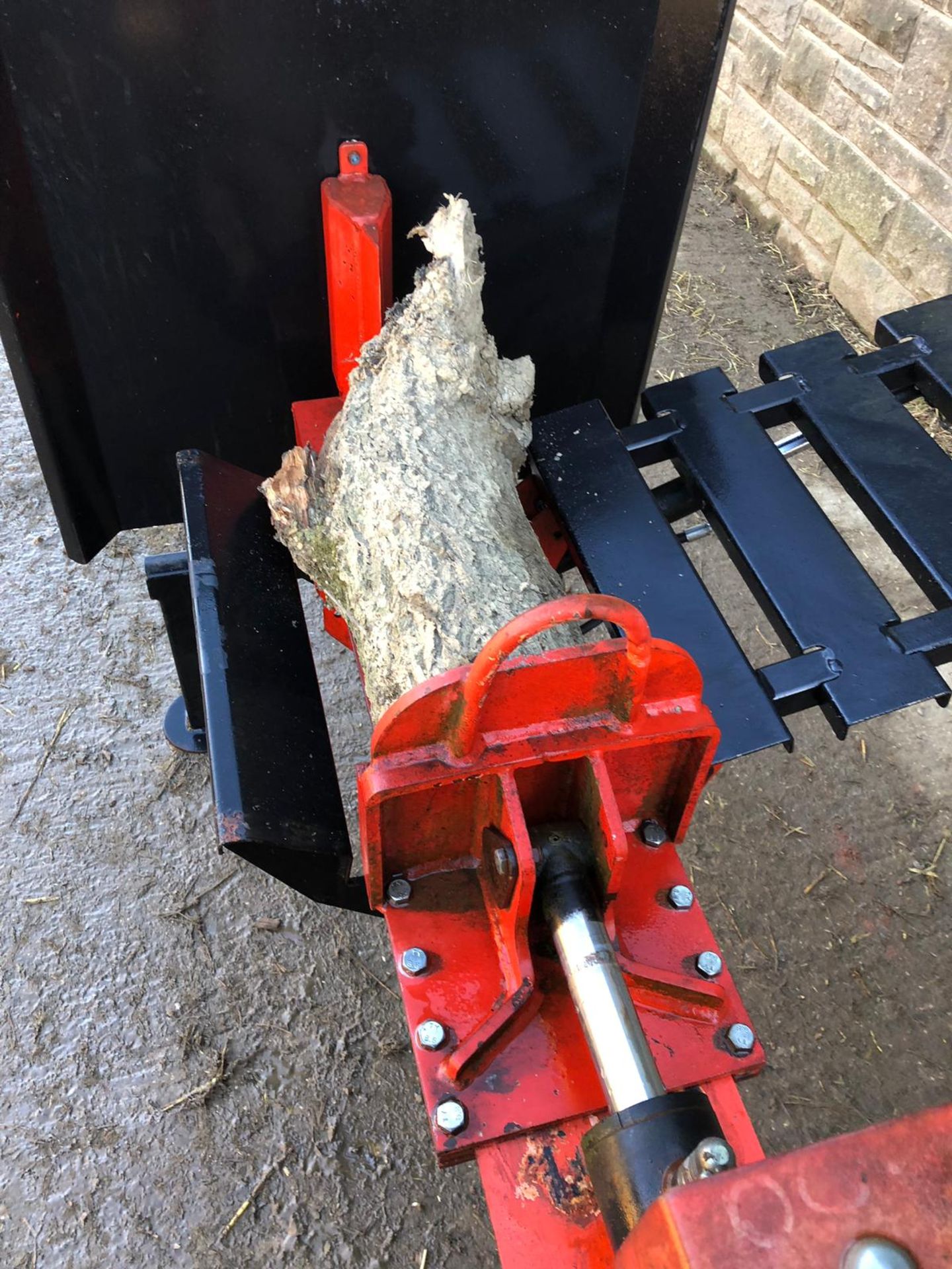 COMPACT TRACTOR MOUNTED LOG SPLITTER OPERATES FROM THE TRACTOR HYDRAULICS - Image 5 of 13