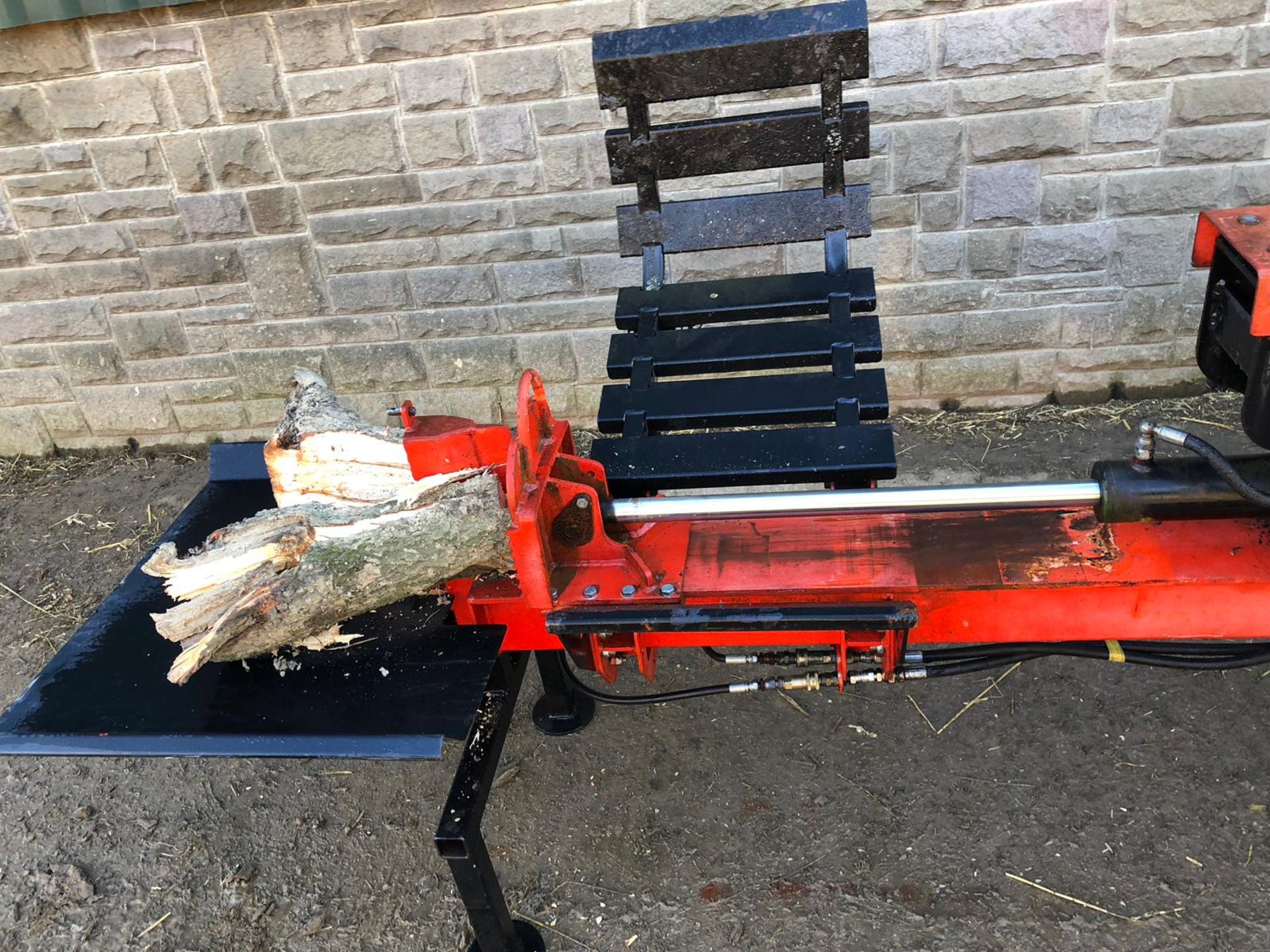 COMPACT TRACTOR MOUNTED LOG SPLITTER OPERATES FROM THE TRACTOR HYDRAULICS - Image 2 of 13