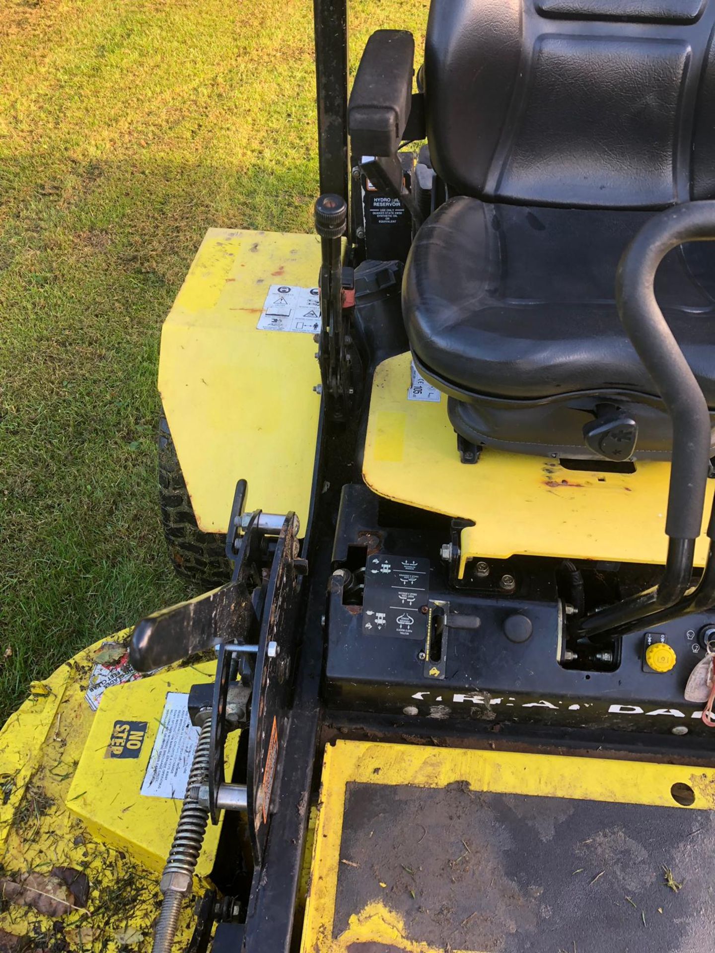 2012/12 REG GREAT DANE BRUTUS RIDE ON PETROL LAWN MOWER WITH DELUXE SEAT AND ROLL BAR *PLUS VAT* - Image 9 of 16