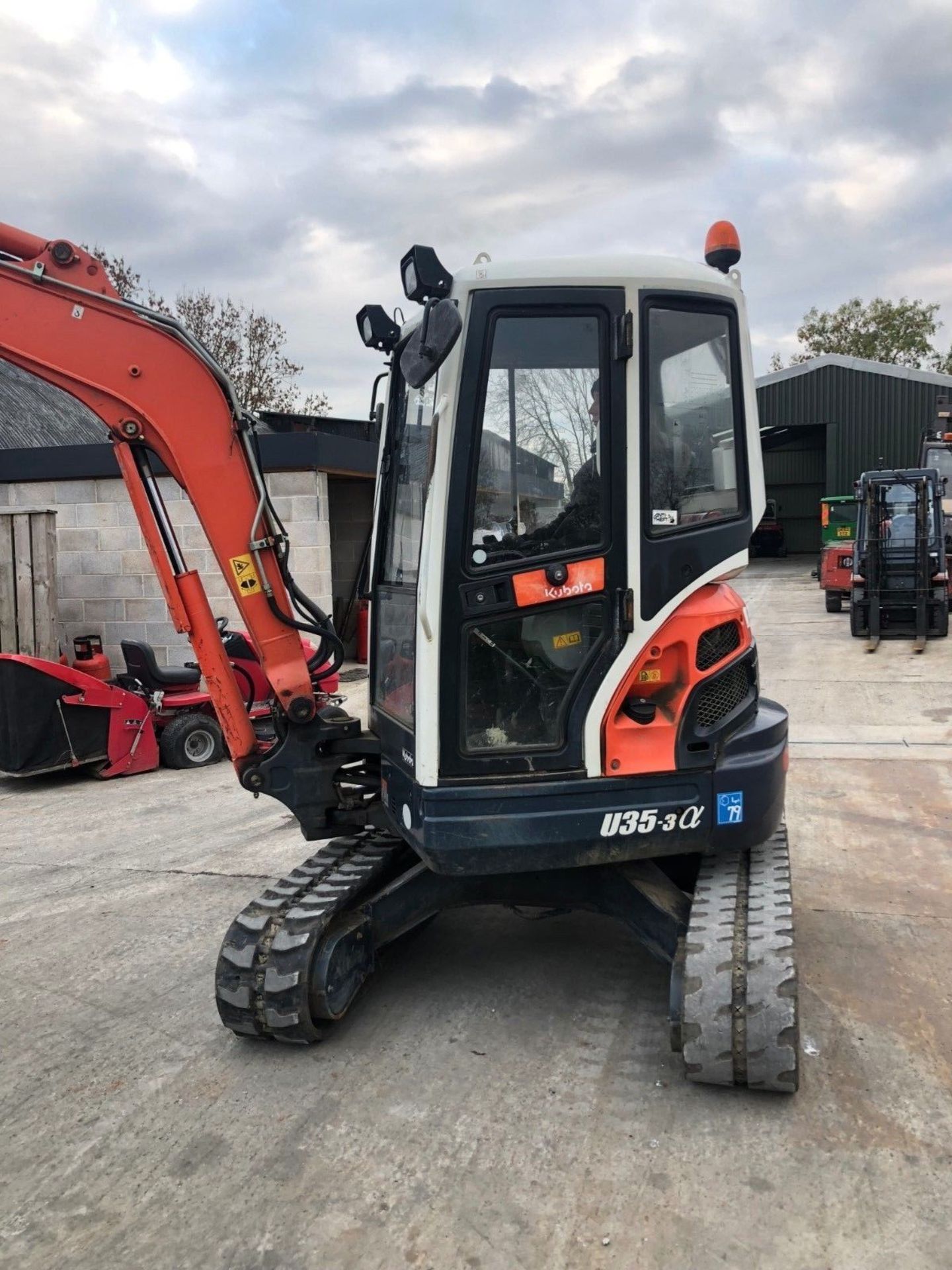 KUBOTA EXCAVATOR MODEL: U35-3A, ZERO TAIL SWING, YEAR 2007, ONLY 2982 HOURS, 3.5 TON. - Image 4 of 12