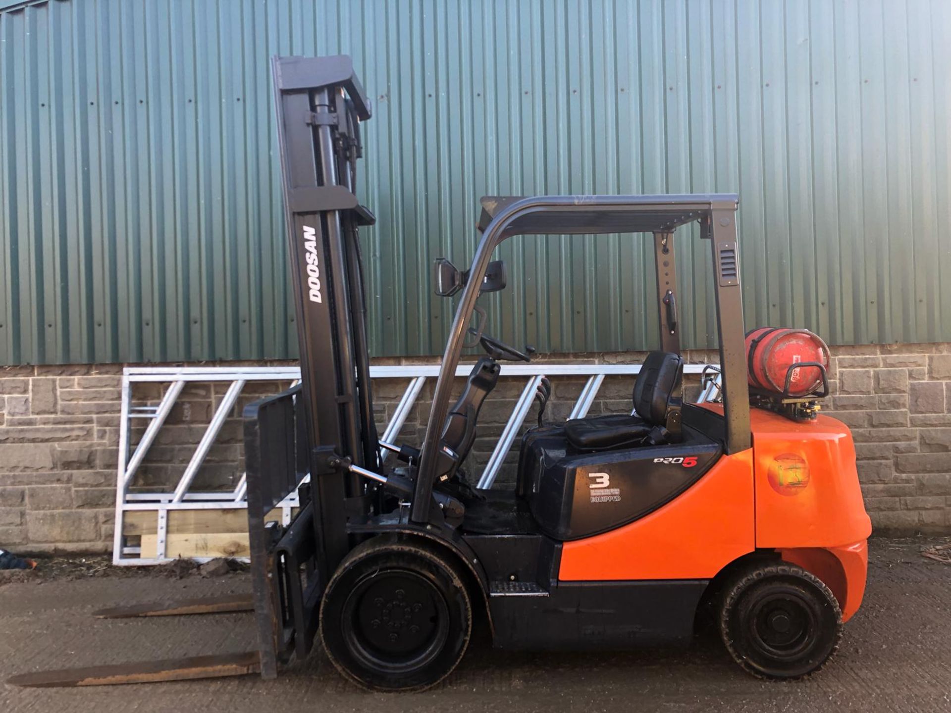 2015 DOOSAN PRO 5 G35C-5 GAS FORKLIFT WITH SIDE SHIFT, STARTS, DRIVES AND LIFTS *PLUS VAT* - Image 3 of 13