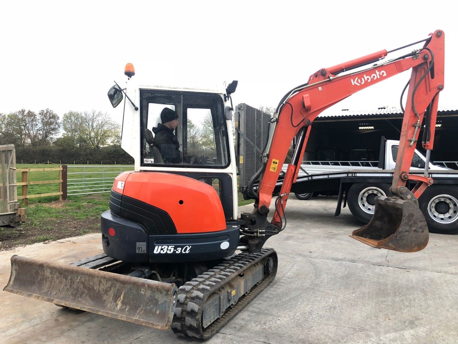 KUBOTA EXCAVATOR MODEL: U35-3A, ZERO TAIL SWING, YEAR 2007, ONLY 2982 HOURS, 3.5 TON. - Image 2 of 12