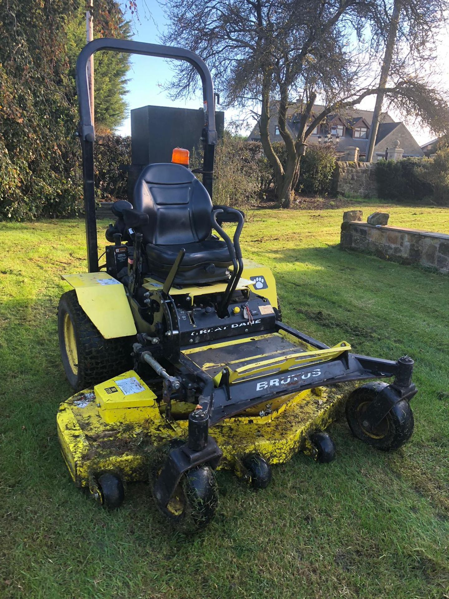 2012/12 REG GREAT DANE BRUTUS RIDE ON PETROL LAWN MOWER WITH DELUXE SEAT AND ROLL BAR *PLUS VAT* - Image 2 of 16