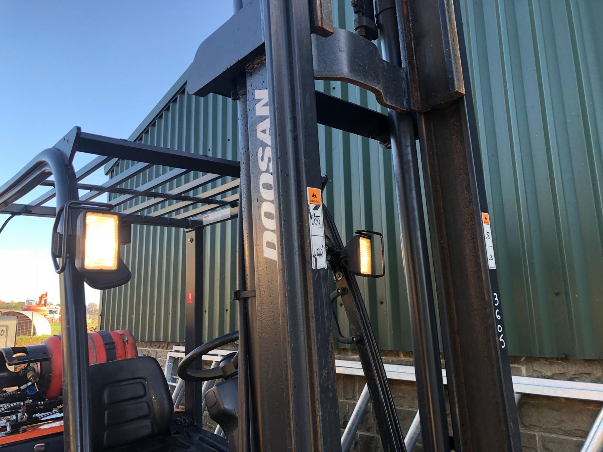 2015 DOOSAN PRO 5 G35C-5 GAS FORKLIFT WITH SIDE SHIFT, STARTS, DRIVES AND LIFTS *PLUS VAT* - Image 10 of 13