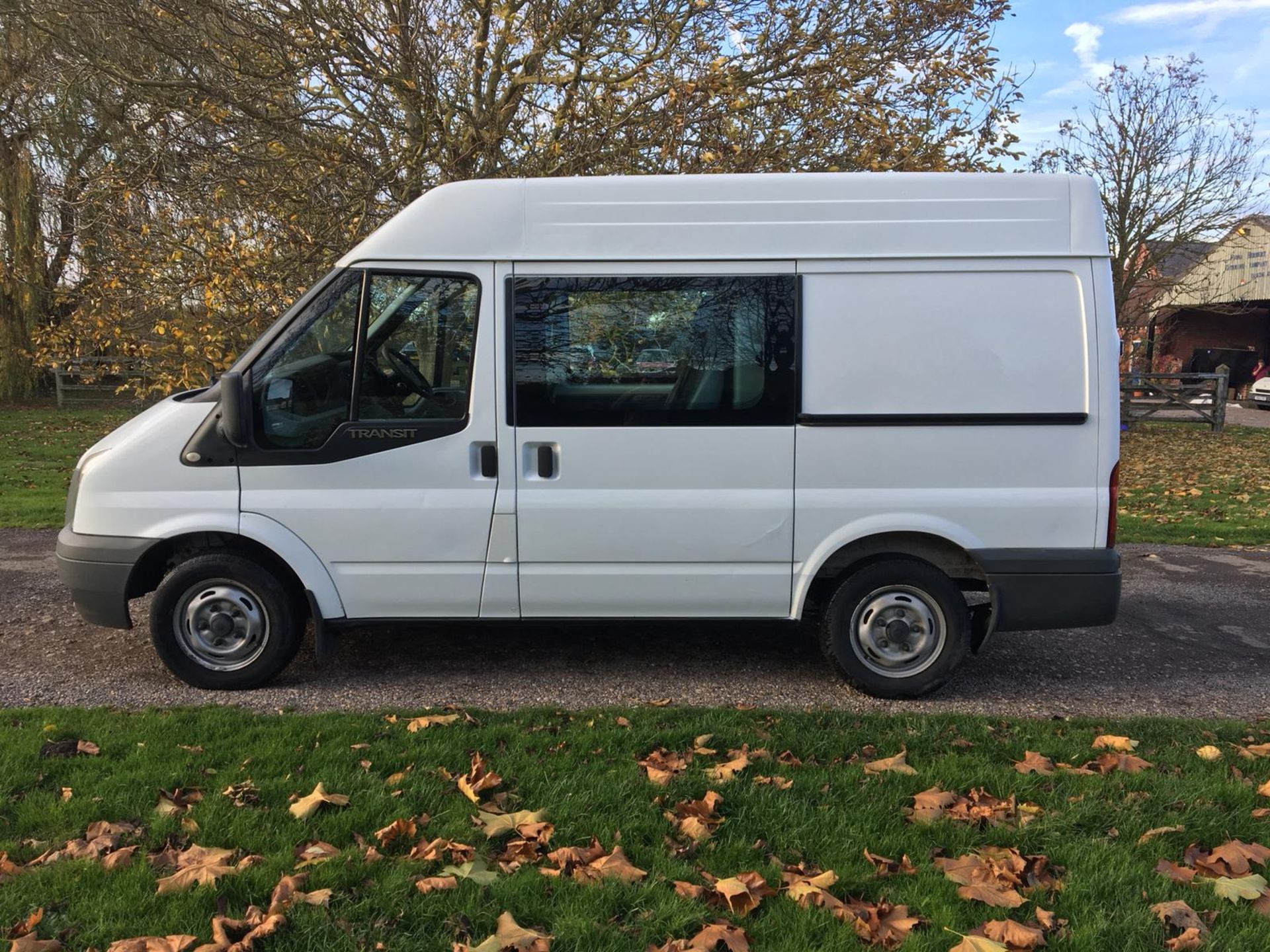 2011/61 REG FORD TRANSIT 85 T280S DOUBLE CAB FWB 6 SEATS WHITE DIESEL VAN WITH WINDOWS *NO VAT* - Image 7 of 14