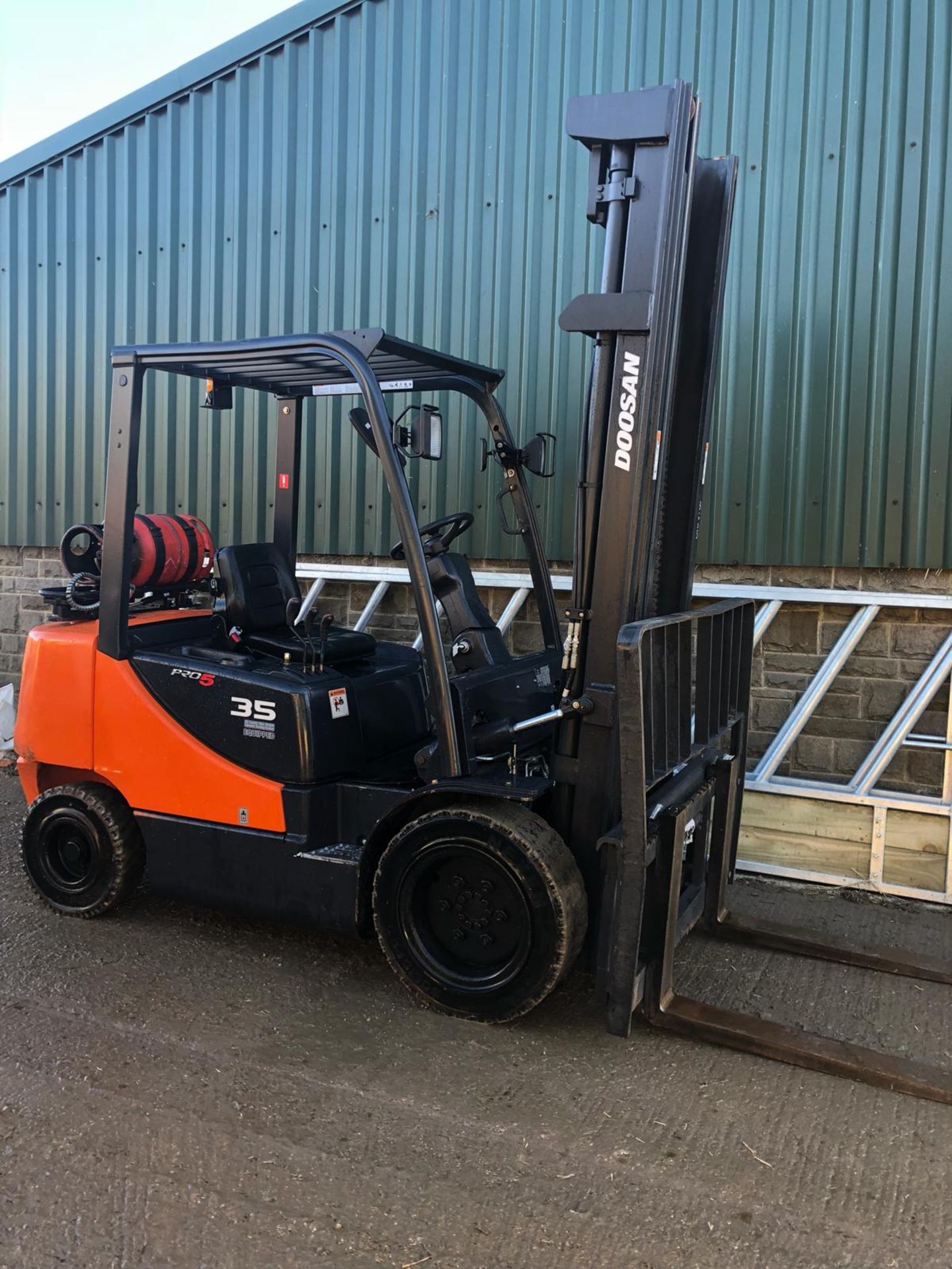 2015 DOOSAN PRO 5 G35C-5 GAS FORKLIFT WITH SIDE SHIFT, STARTS, DRIVES AND LIFTS *PLUS VAT* - Image 5 of 13