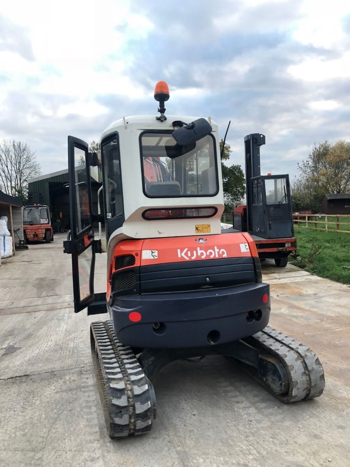 KUBOTA EXCAVATOR MODEL: U35-3A, ZERO TAIL SWING, YEAR 2007, ONLY 2982 HOURS, 3.5 TON. - Image 3 of 12