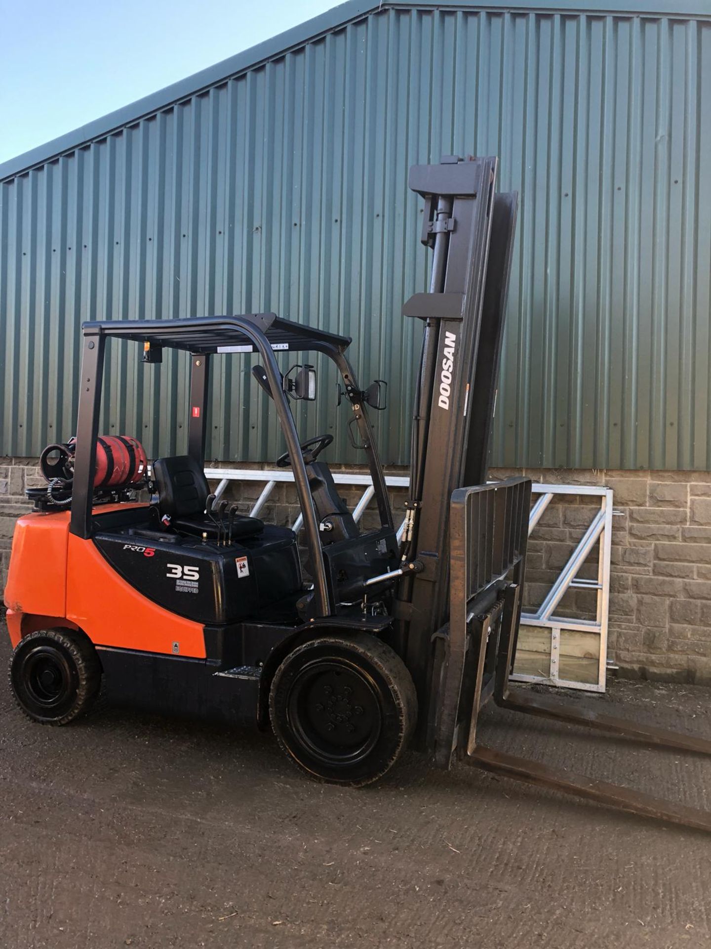 2015 DOOSAN PRO 5 G35C-5 GAS FORKLIFT WITH SIDE SHIFT, STARTS, DRIVES AND LIFTS *PLUS VAT* - Image 4 of 13