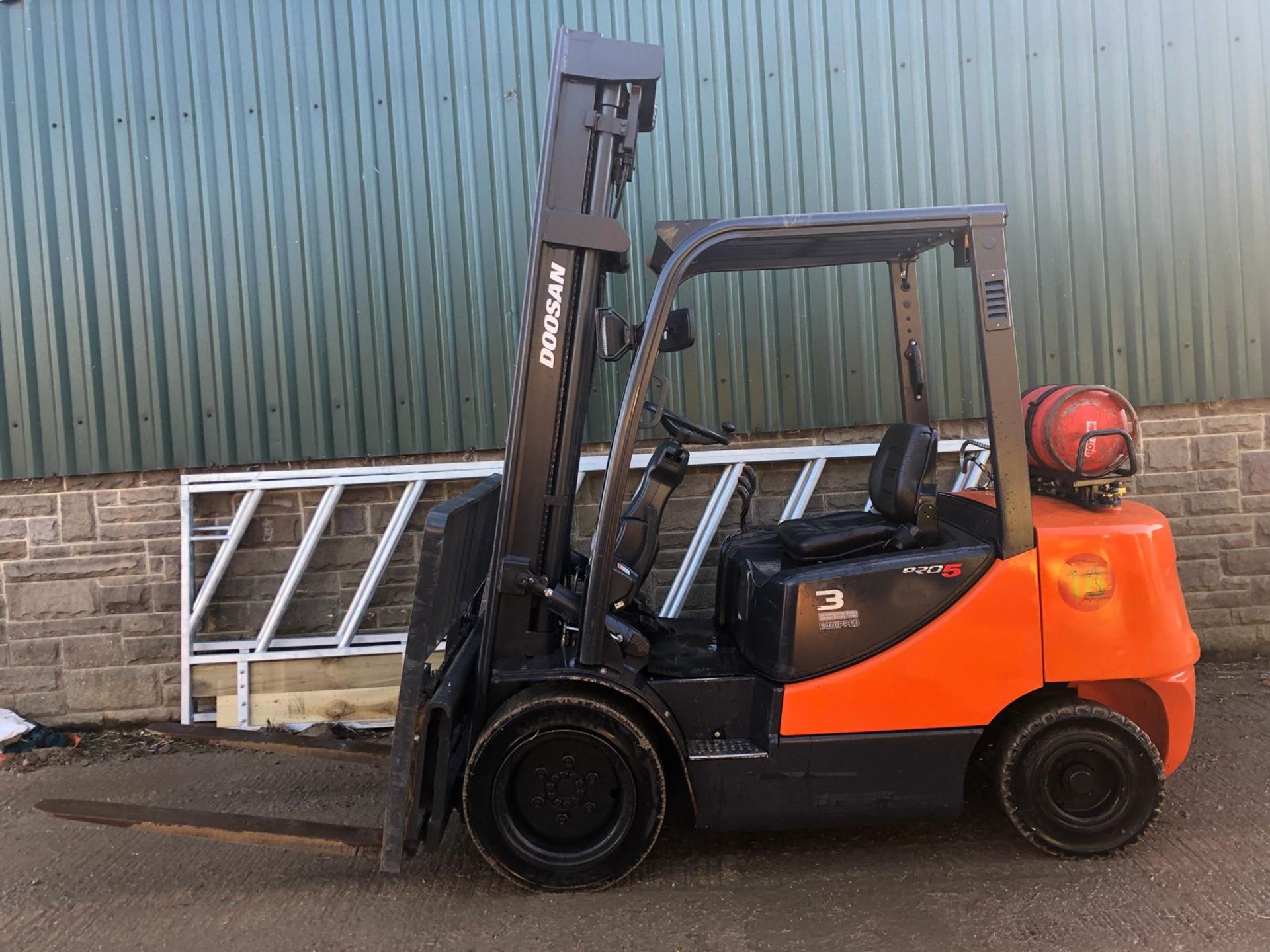 2015 DOOSAN PRO 5 G35C-5 GAS FORKLIFT WITH SIDE SHIFT, STARTS, DRIVES AND LIFTS *PLUS VAT* - Image 2 of 13
