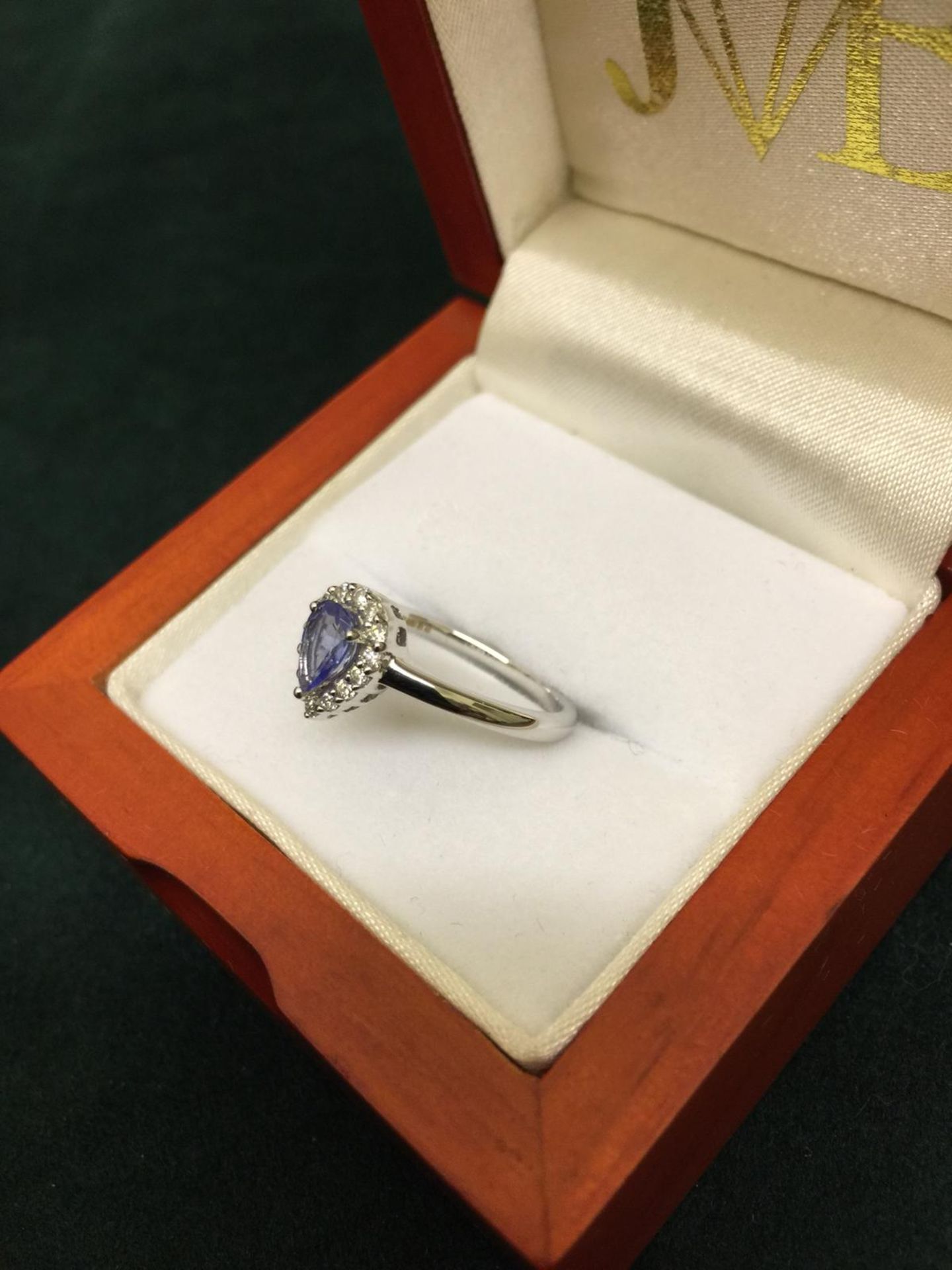 18CT WHITE GOLD TANZANITE AND DIAMOND CLUSTER STYLE RING *NO VAT* - Image 4 of 8