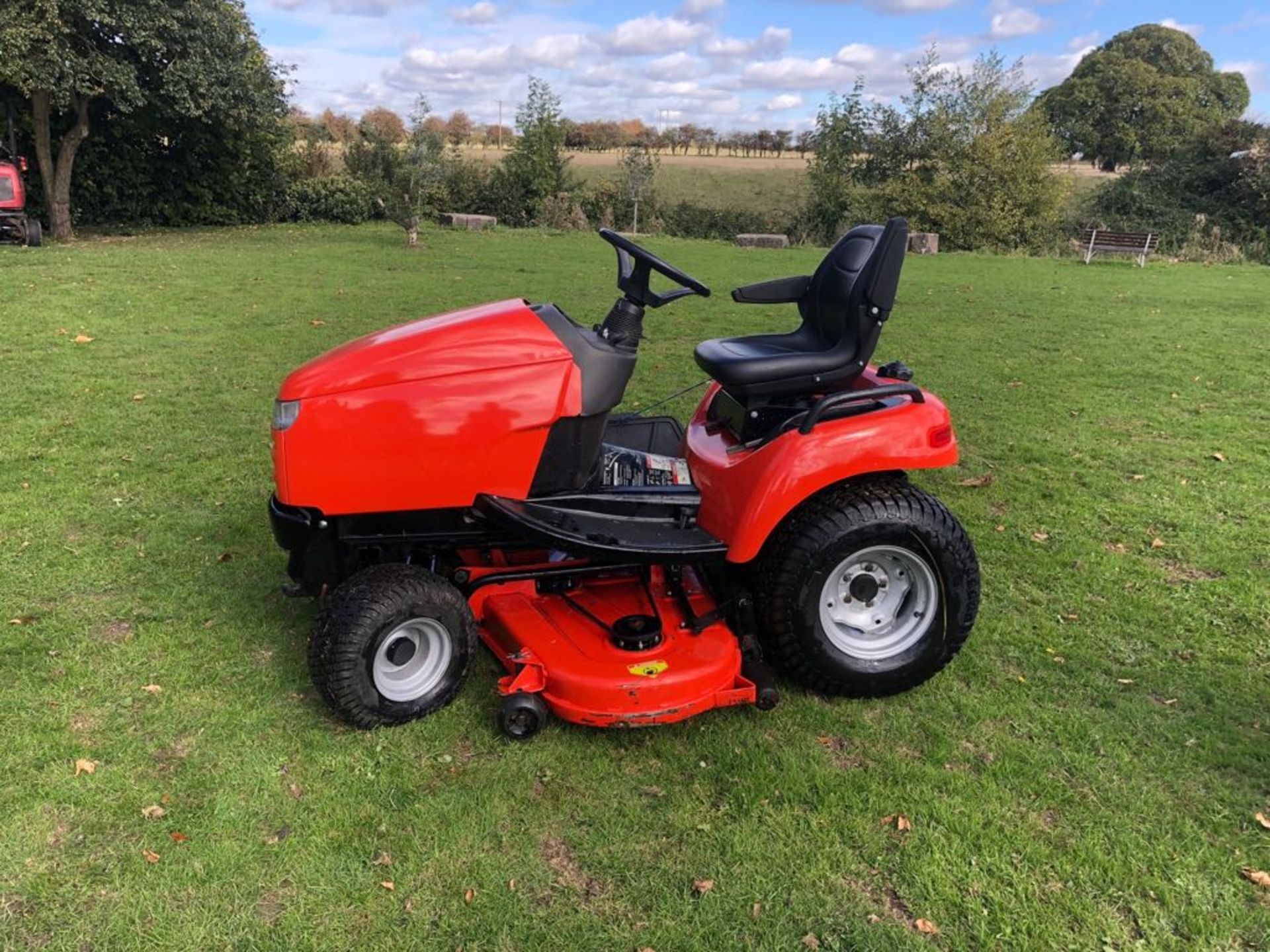 SIMPLICITY LEGACY XL 27HP 3-CYL HYDROSTATIC DIESEL TRACTOR 2WD, 60" CUT, DIFF LOCK *PLUS VAT* - Image 3 of 8