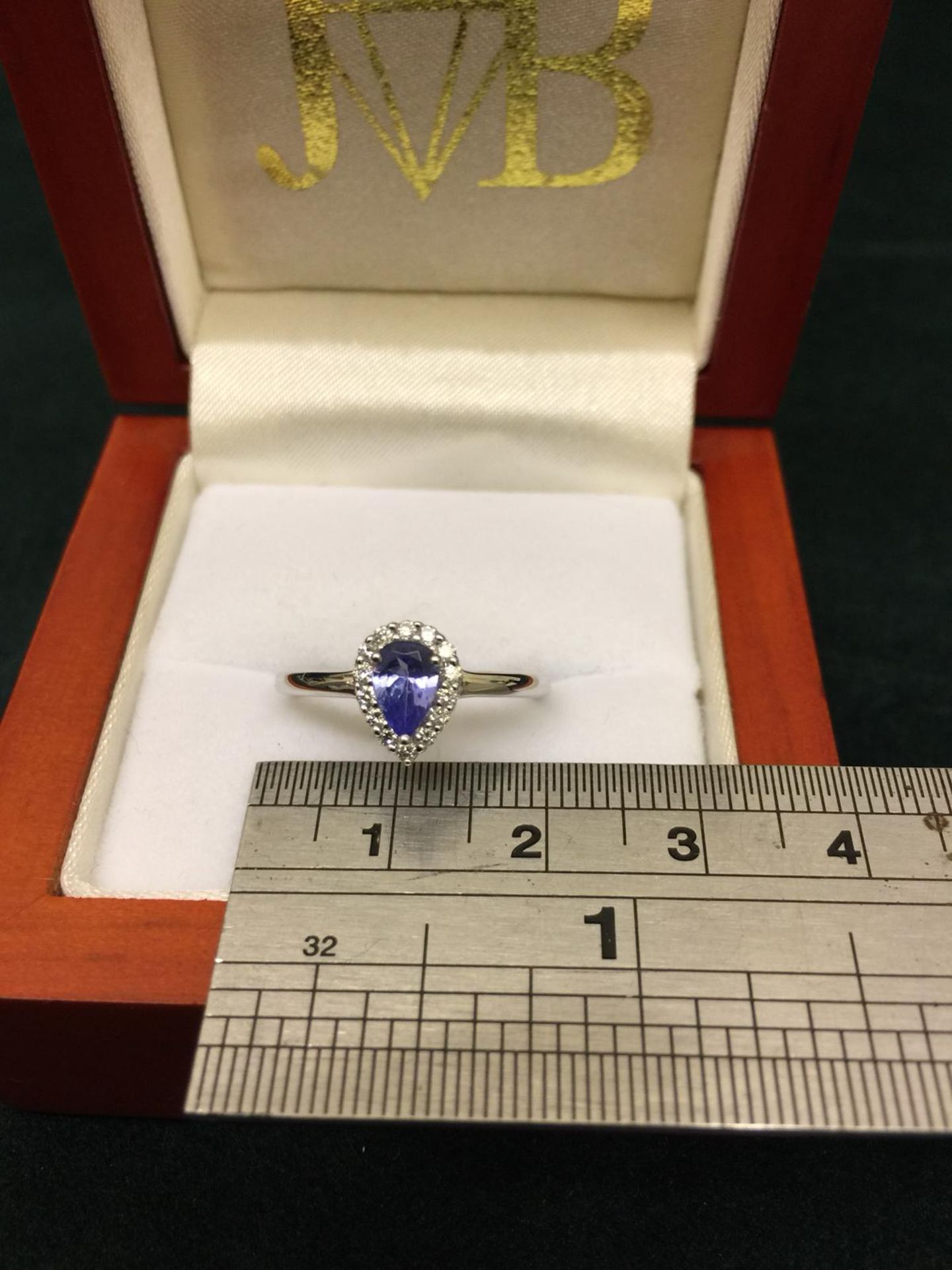 18CT WHITE GOLD TANZANITE AND DIAMOND CLUSTER STYLE RING *NO VAT* - Image 6 of 8