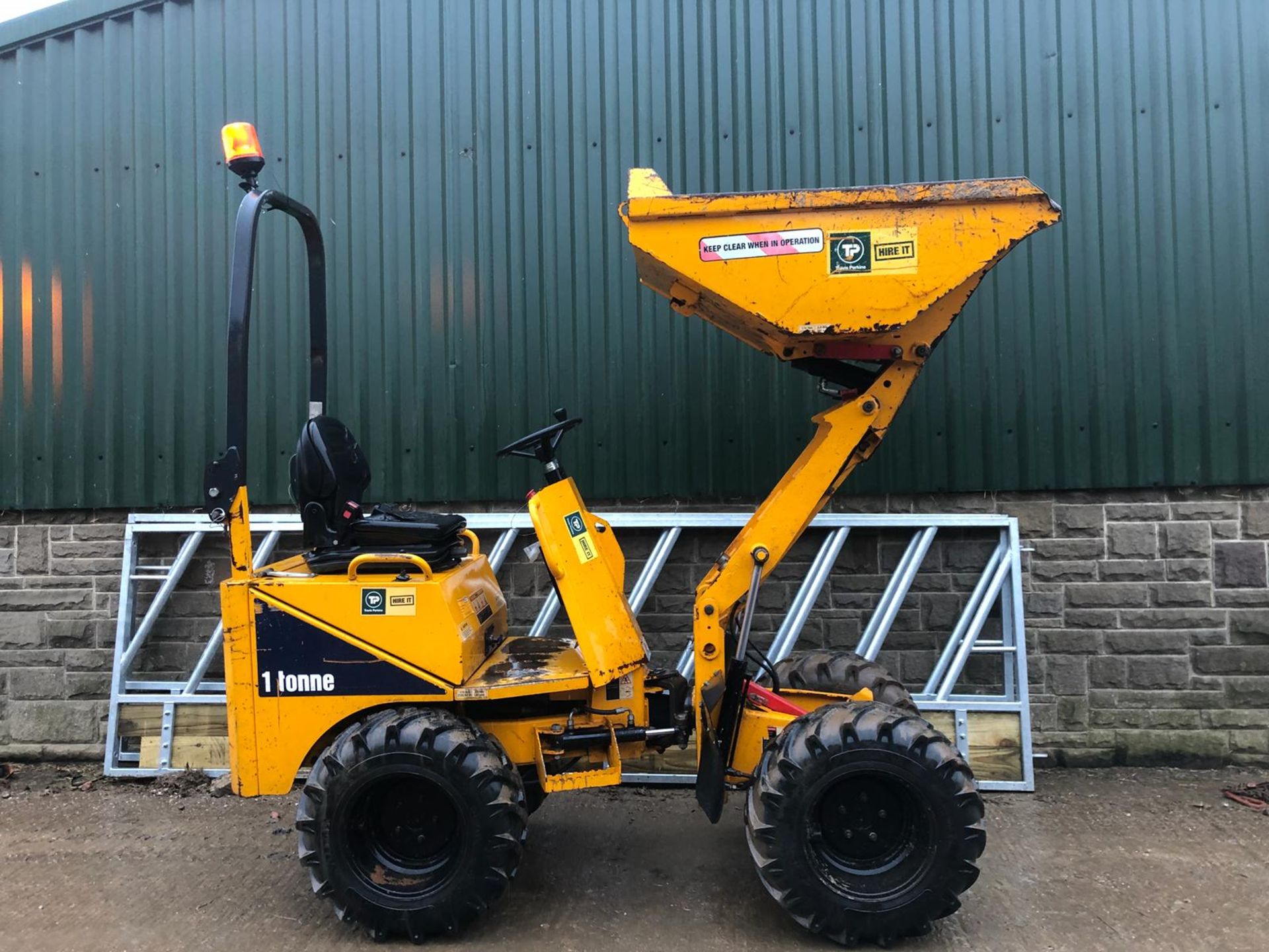 2012 THWAITES 1 TONNE HI-TIP DUMPER WITH FLASHING BEACON *PLUS VAT* - Image 4 of 18