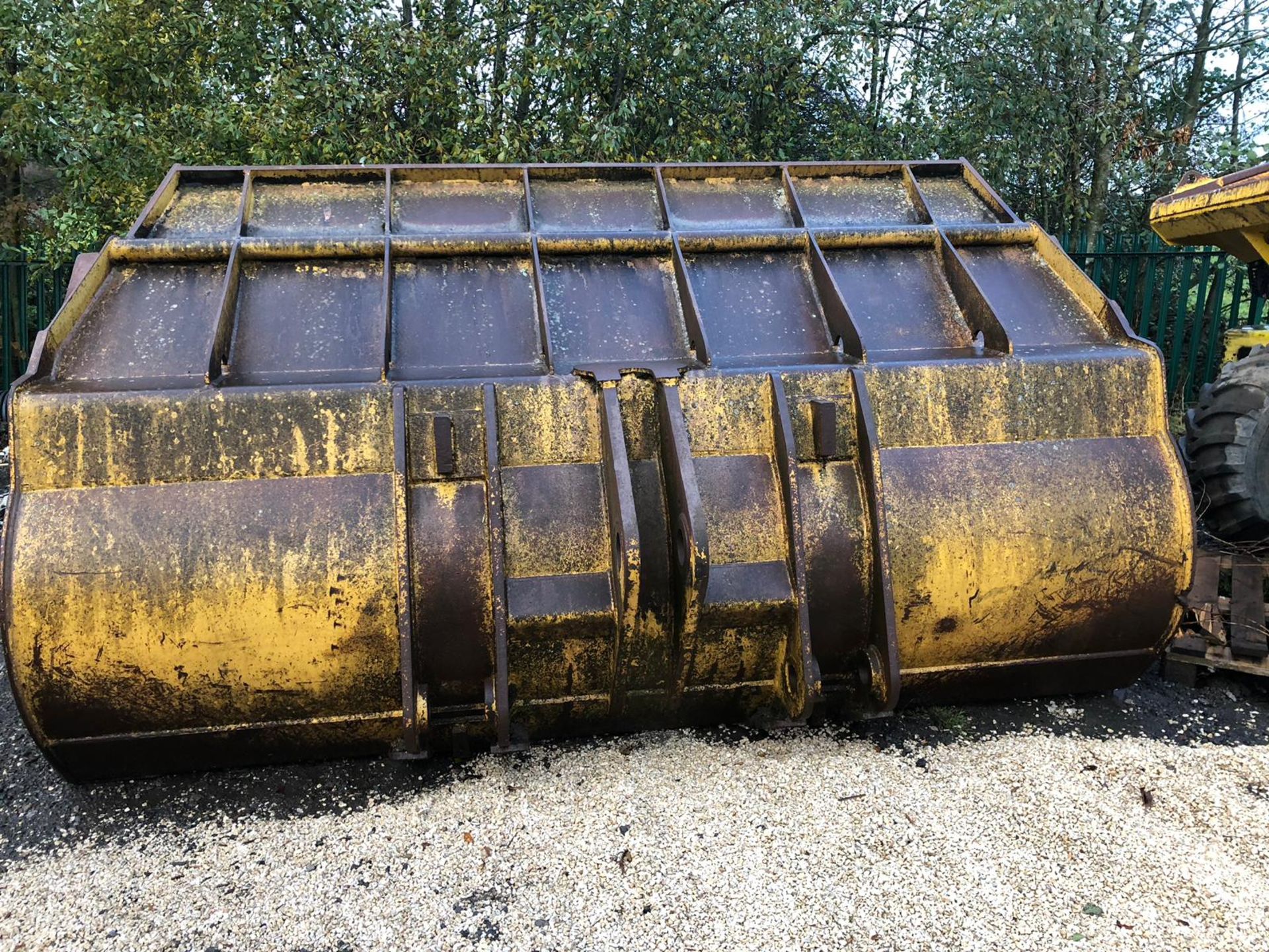 3M LONG LOADING SHOVEL BUCKET *PLUS VAT* - Image 3 of 5