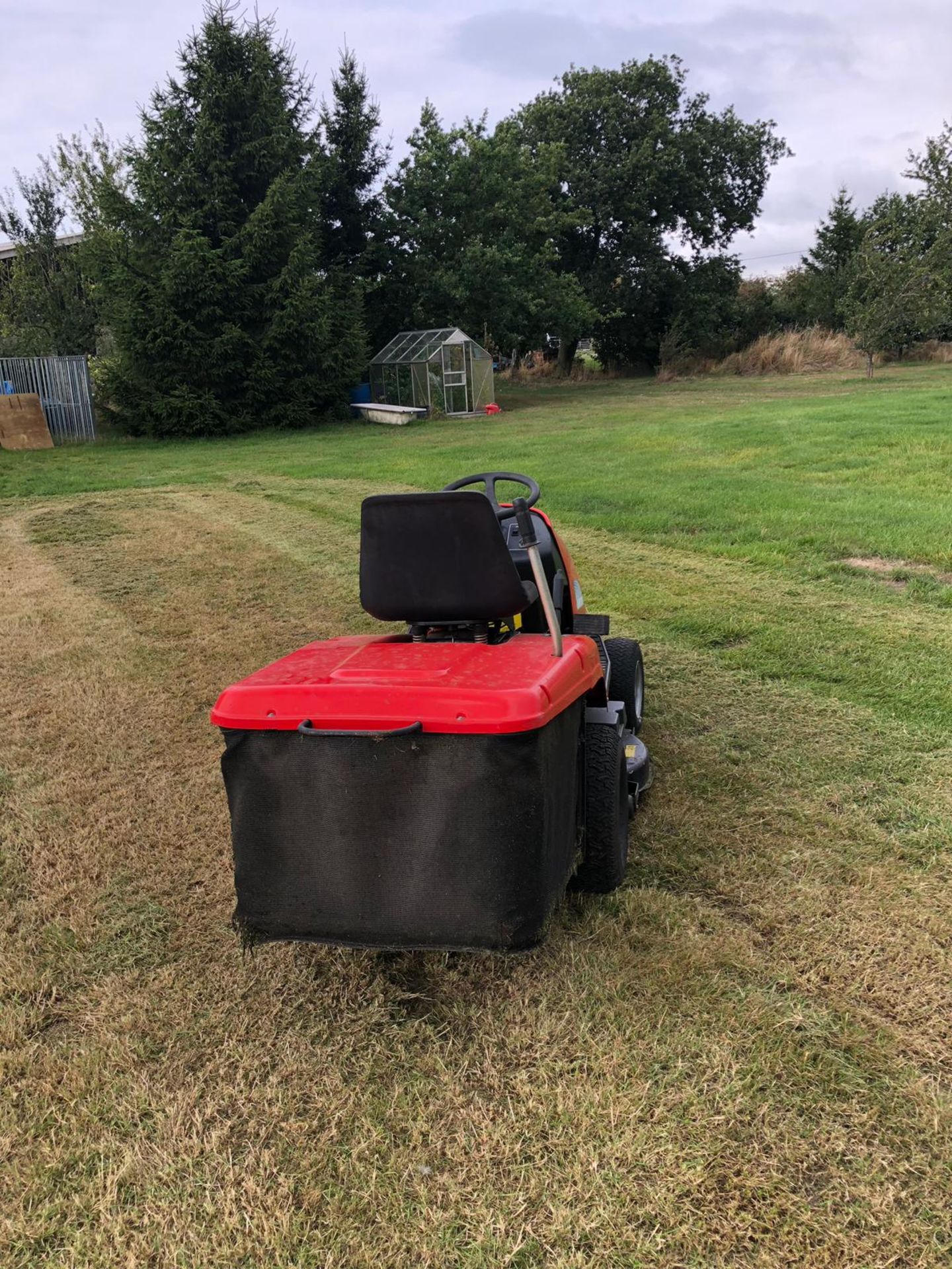 LAWNSTAR RIDE ON PETROL LAWN MOWER WITH REAR GRASS COLLECTOR, STARTS, RUNS AND CUTS *NO VAT* - Image 6 of 7
