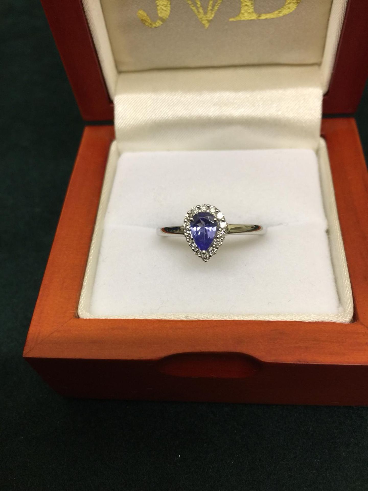 18CT WHITE GOLD TANZANITE AND DIAMOND CLUSTER STYLE RING *NO VAT* - Image 2 of 8