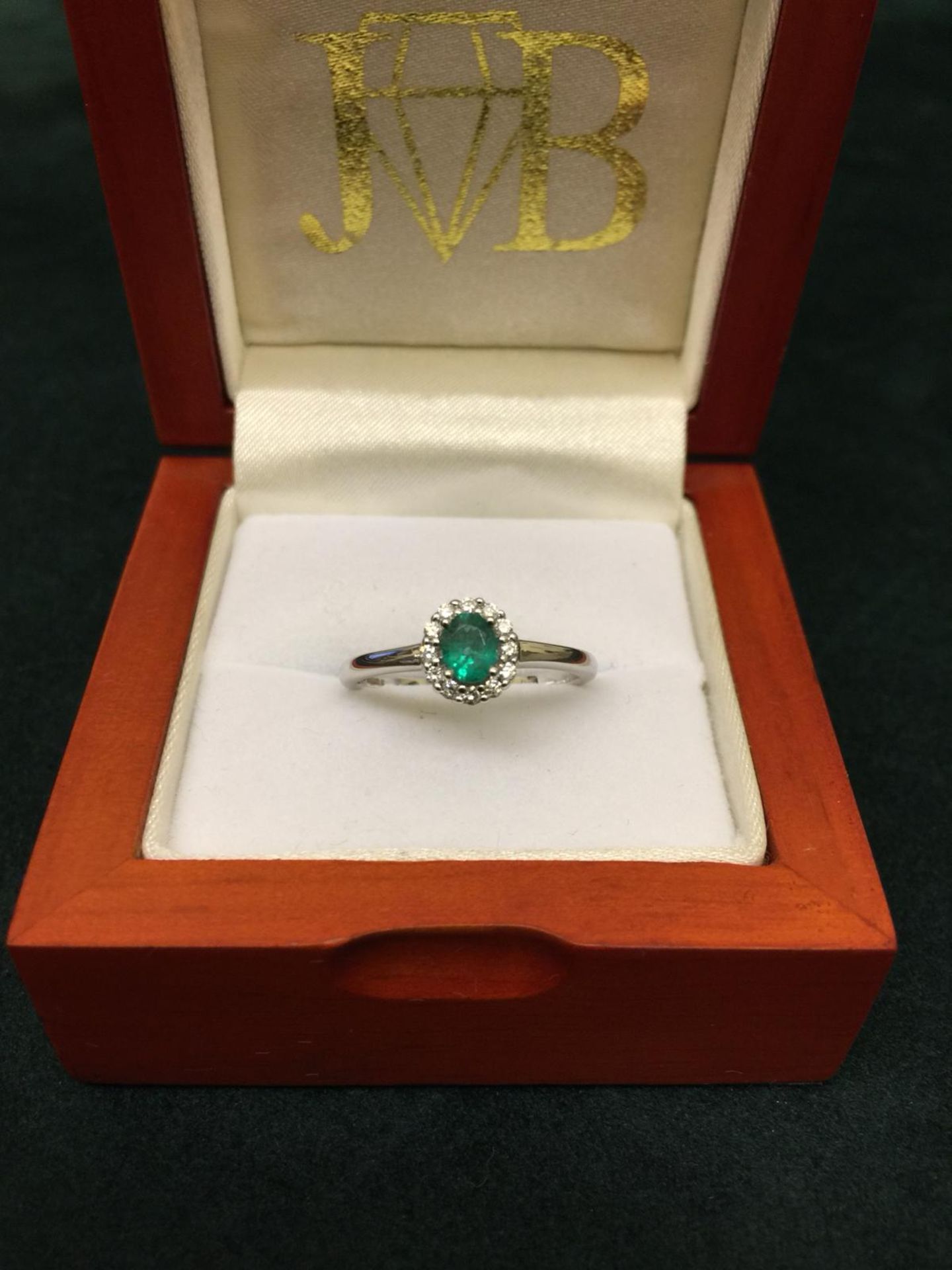 18CT WHITE GOLD EMERALD AND DIAMOND CLUSTER STYLE RING *NO VAT* - Image 4 of 8