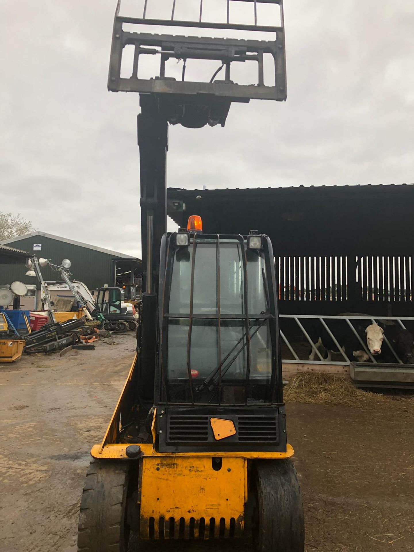 JCB 35D TELETRUK, STARTS, RUNS AND LIFTS, SHOWING 6859 HOURS (UNVERIFIED) *PLUS VAT* - Image 5 of 16