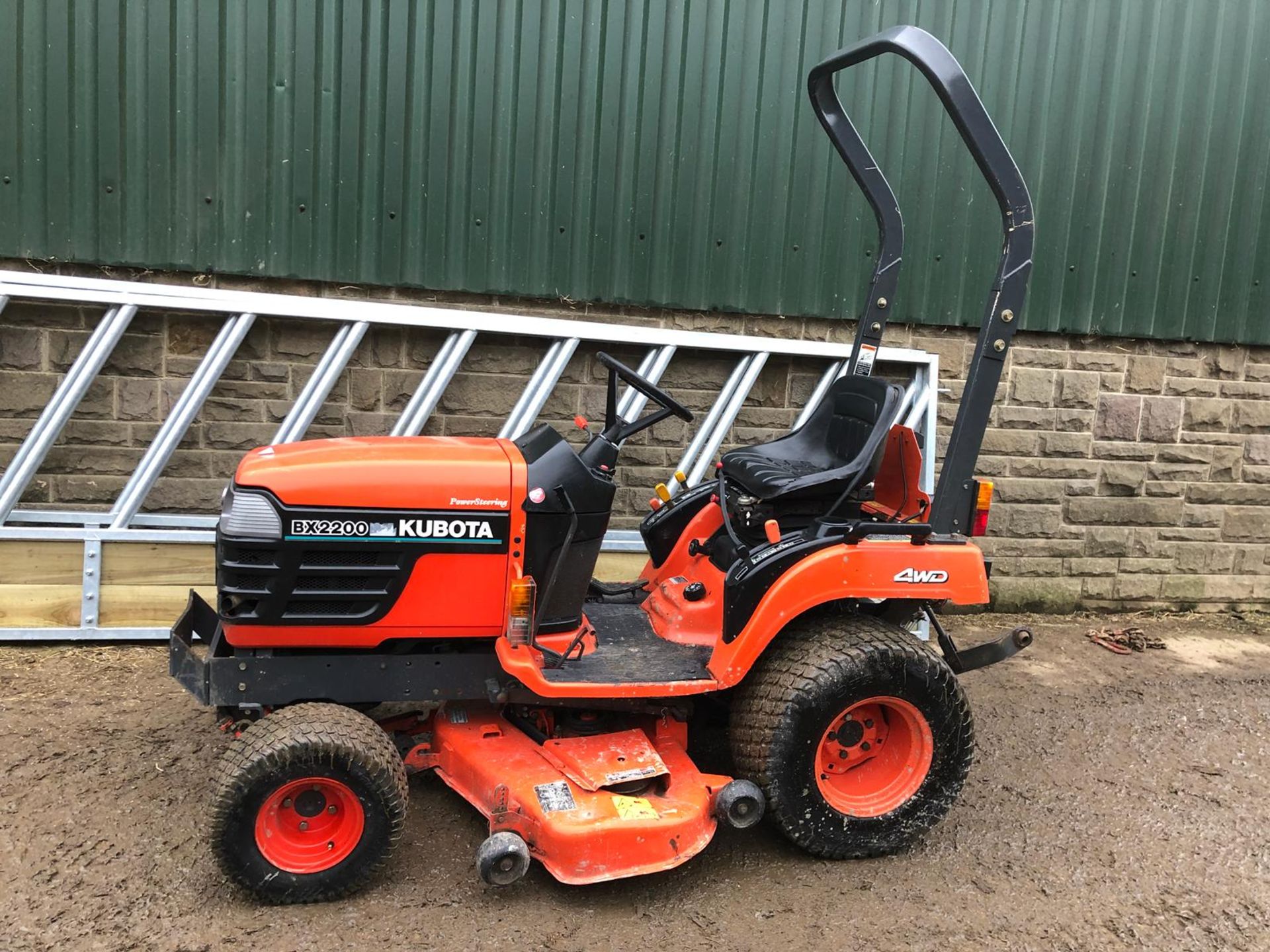 KUBOTA BX2200 4WD RIDE ON DIESEL LAWN MOWER WITH POWER STEERING *PLUS VAT* - Image 3 of 15