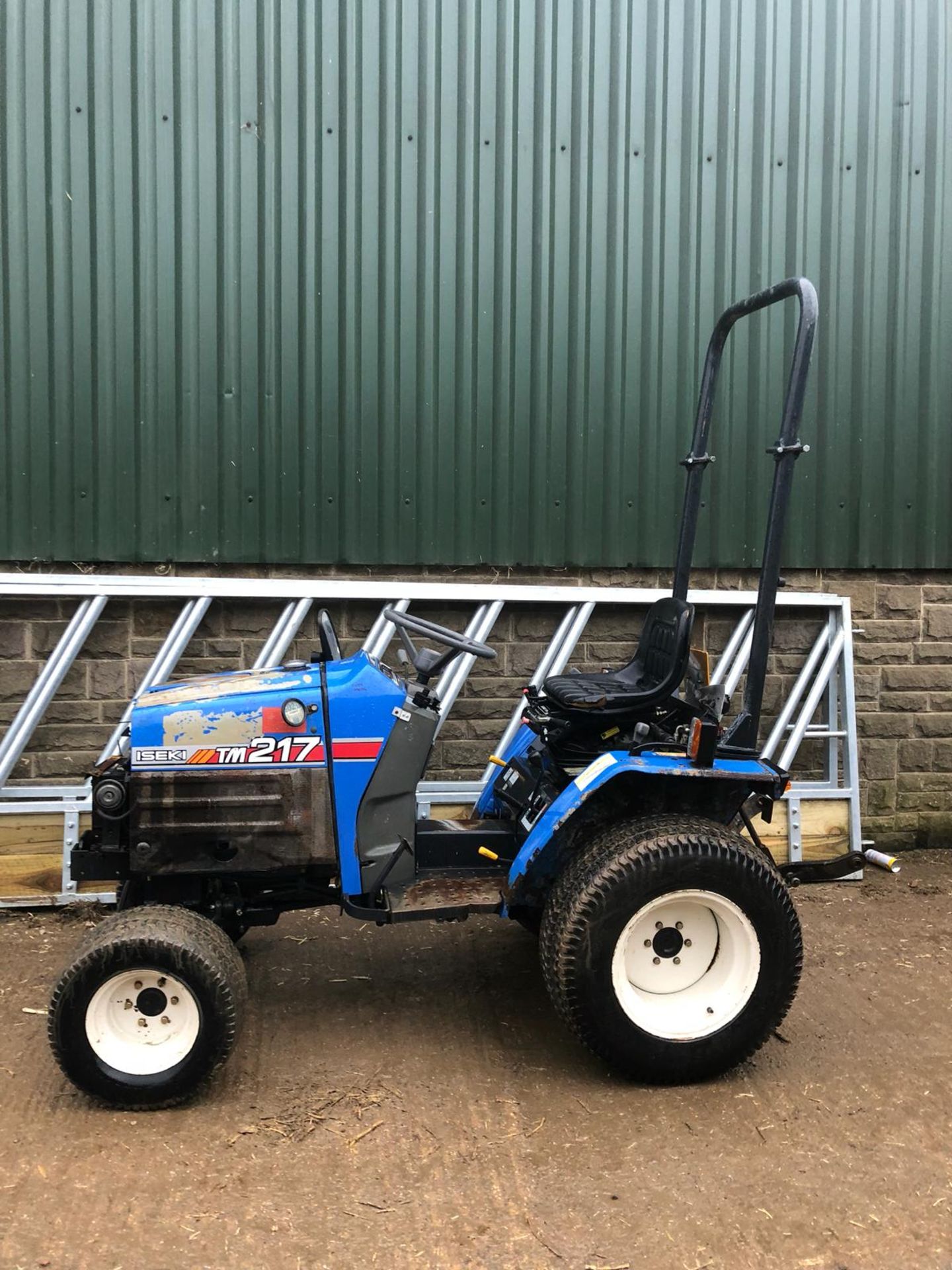 2000 ISEKI TM217 BLUE DIESEL COMPACT UTILITY TRACTOR WITH ROLL BAR, 3 POINT LINKAGE ETC *PLUS VAT* - Image 2 of 16
