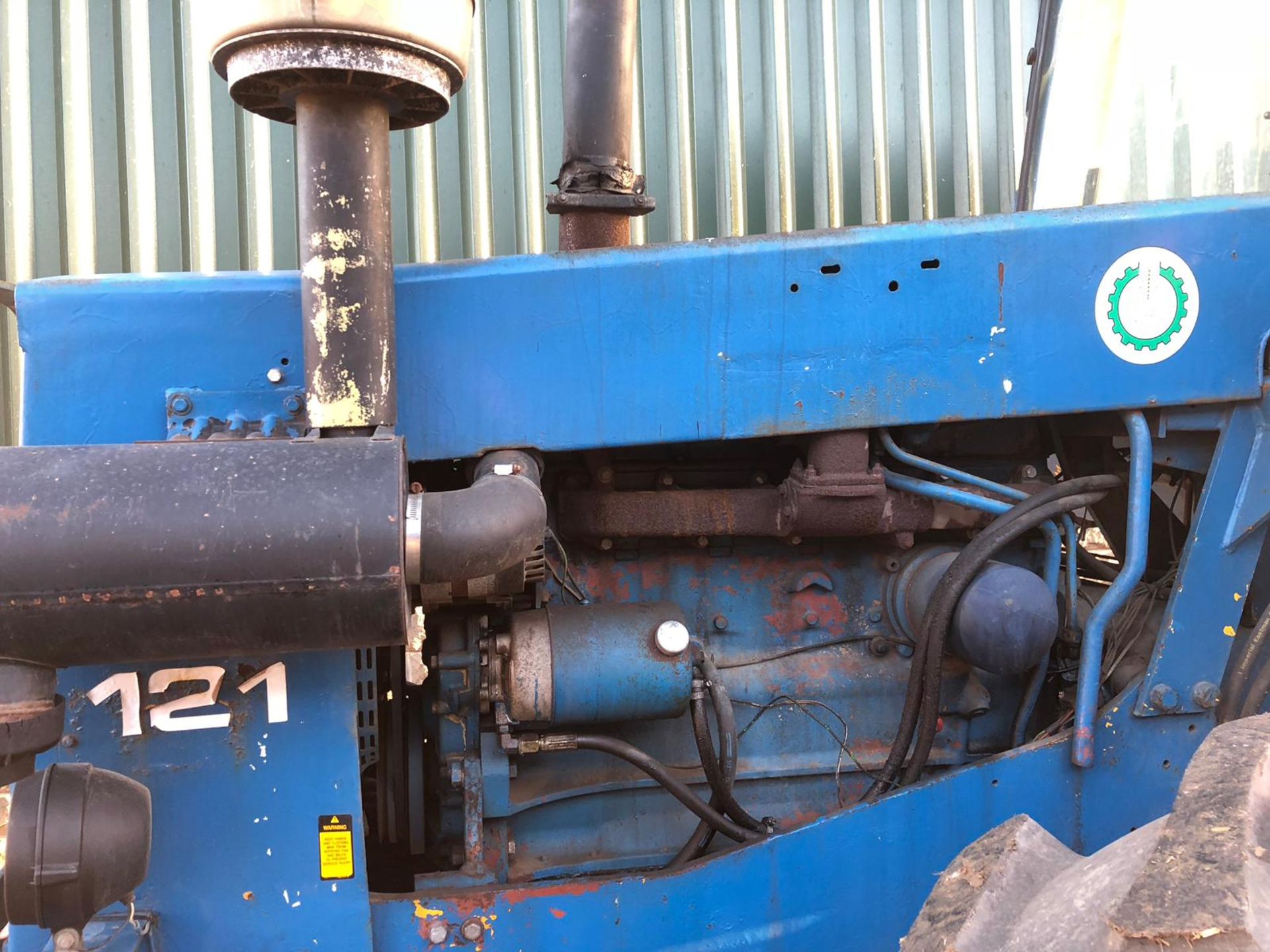 MUIR-HILL 121 HEAVY DUTY BLUE / WHITE DIESEL TRACTOR *PLUS VAT* - Image 5 of 19