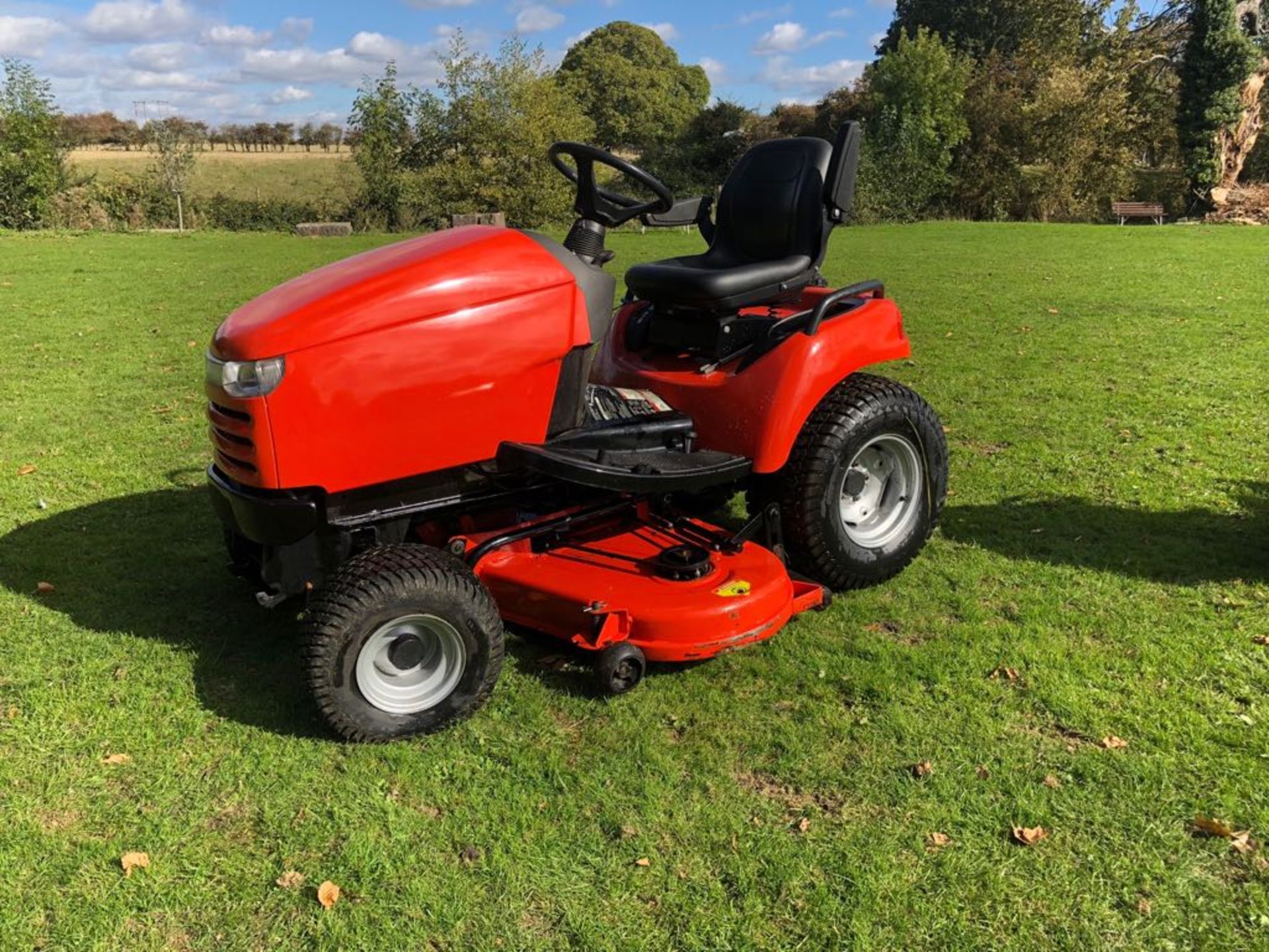 SIMPLICITY LEGACY XL 27HP 3-CYL HYDROSTATIC DIESEL TRACTOR 2WD, 60" CUT, DIFF LOCK *PLUS VAT* - Image 3 of 8