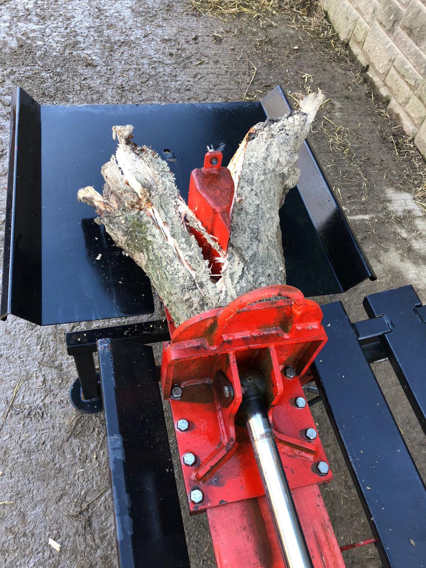 COMPACT TRACTOR MOUNTED LOG SPLITTER OPERATES FROM THE TRACTOR HYDRAULICS - Image 8 of 13
