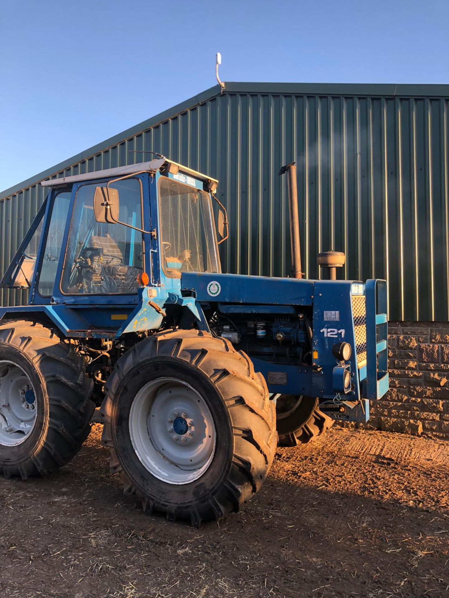 MUIR-HILL 121 HEAVY DUTY BLUE / WHITE DIESEL TRACTOR *PLUS VAT* - Image 2 of 19