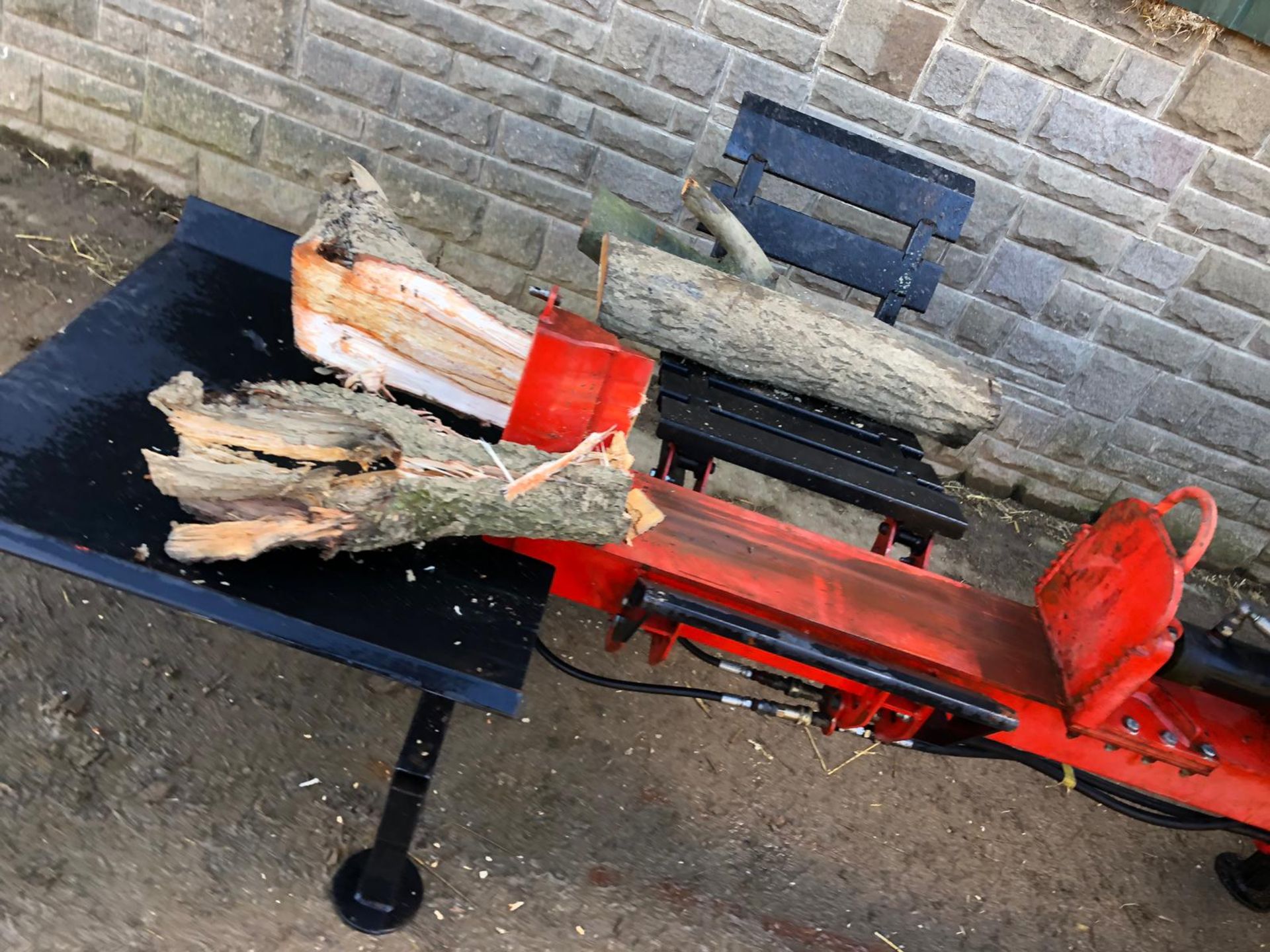 COMPACT TRACTOR MOUNTED LOG SPLITTER OPERATES FROM THE TRACTOR HYDRAULICS - Image 4 of 13